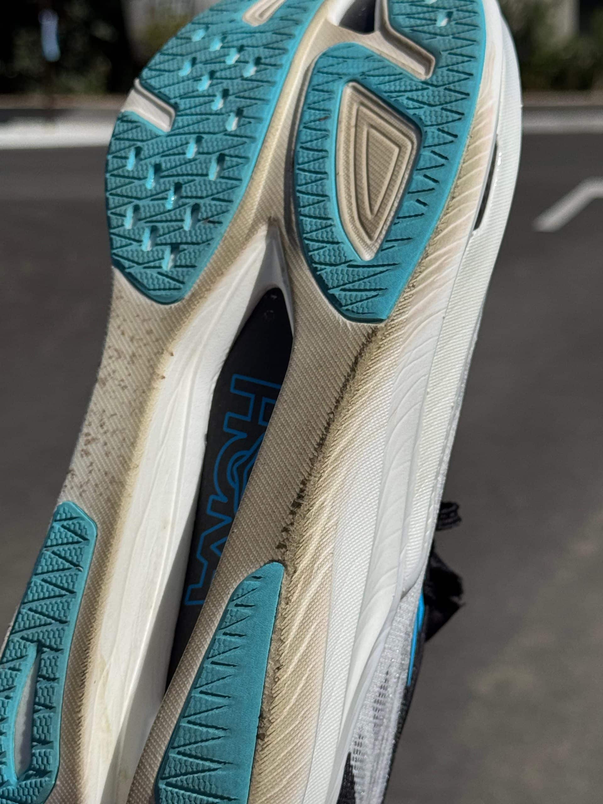 Hoka a récemment lancé son nouveau modèle à plaque carbone : la Rocket X 3. Plus légère, plus dynamique et dotée d’une plaque carbone retravaillée, elle succède à la Rocket X 2 qui avait déjà marqué les esprits par sa réactivité et son confort. Avec cette nouvelle version, la marque d’origine française propose une chaussure à la fois rapide et étonnamment stable. Après l’avoir testé sur plus de 100 km, en sorties longues, intervalles rapides et séances de seuil, je peux dire qu’elle m’a convaincu. Voici mon retour complet sur la nouvelle fusée signée Hoka.