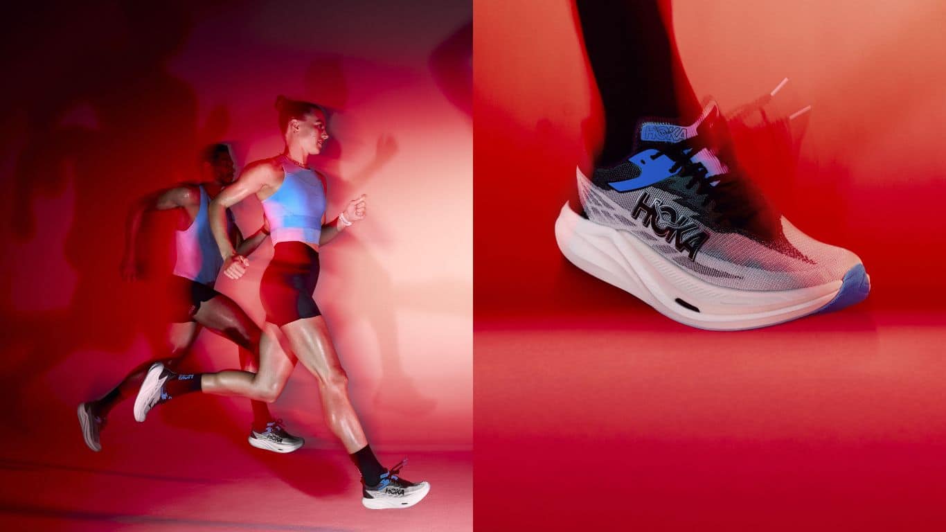 Hoka présente la Rocket X 3, troisième génération de sa gamme de chaussures dédiée à la performance sur route. Digne héritière de la Rocket X 2 qui avait fait l’unanimité chez les coureurs, cette nouvelle version affine encore plus la recette : plus légère, plus réactive et toujours taillée pour la vitesse. Conçue pour les coureurs exigeants en quête de RP, la Rocket X 3 s’annonce comme une alliée de choix pour affoler les chronos le Jour J.