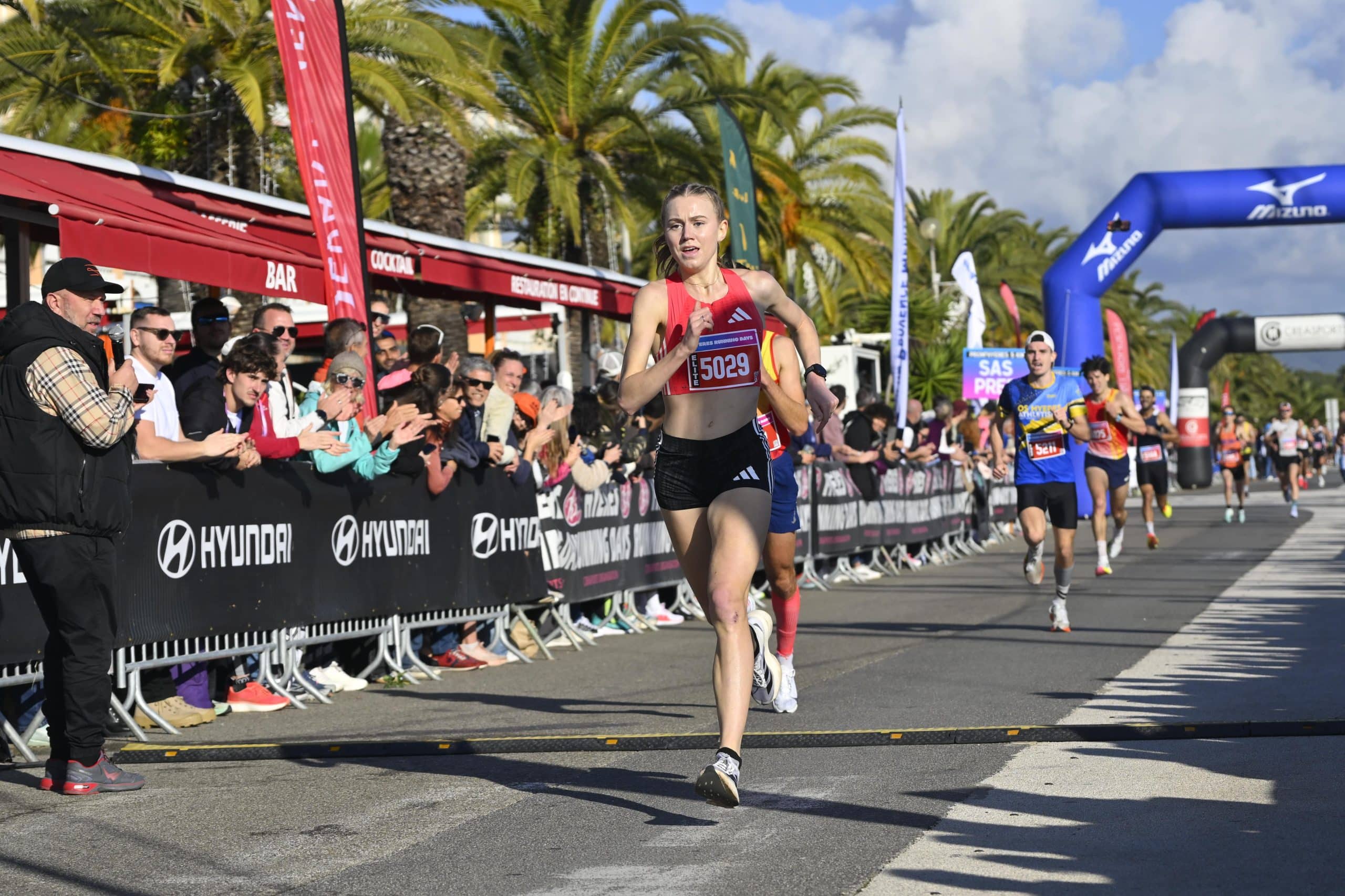Pendant cinq jours du 10 au 14 décembre, Hyères a vécu au rythme de la course à pied avec les Hyères Running Days. 6500 participants ont pris part à cette superbe édition 2025 sur la Côte d’Azur, au travers d’une multitude de courses. Un record d’affluence pour la 9ème édition, en plus de la présence d’un plateau élite particulièrement relevé sur les épreuves reines.