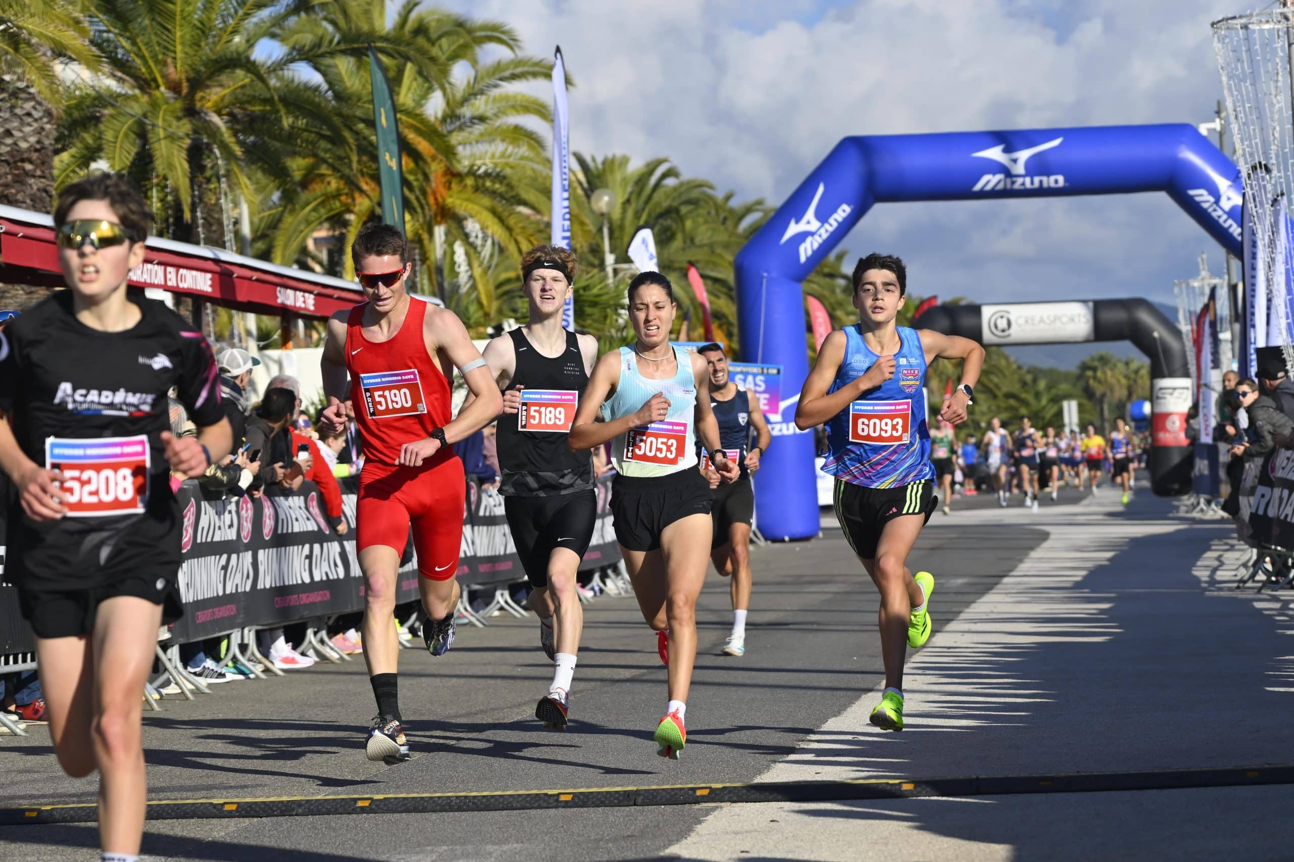 Pendant cinq jours du 10 au 14 décembre, Hyères a vécu au rythme de la course à pied avec les Hyères Running Days. 6500 participants ont pris part à cette superbe édition 2025 sur la Côte d’Azur, au travers d’une multitude de courses. Un record d’affluence pour la 9ème édition, en plus de la présence d’un plateau élite particulièrement relevé sur les épreuves reines.