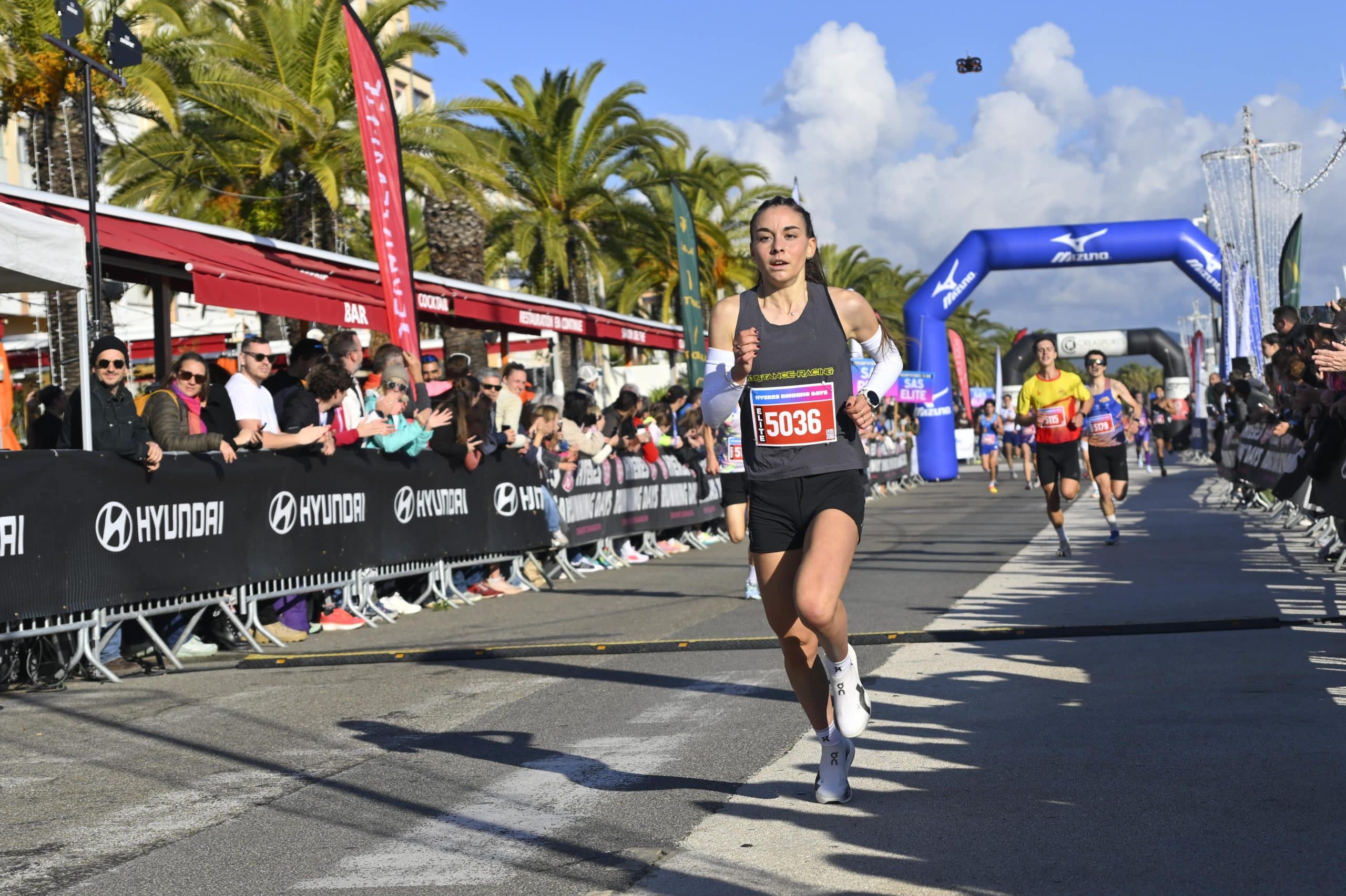 Pendant cinq jours du 10 au 14 décembre, Hyères a vécu au rythme de la course à pied avec les Hyères Running Days. 6500 participants ont pris part à cette superbe édition 2025 sur la Côte d’Azur, au travers d’une multitude de courses. Un record d’affluence pour la 9ème édition, en plus de la présence d’un plateau élite particulièrement relevé sur les épreuves reines.
