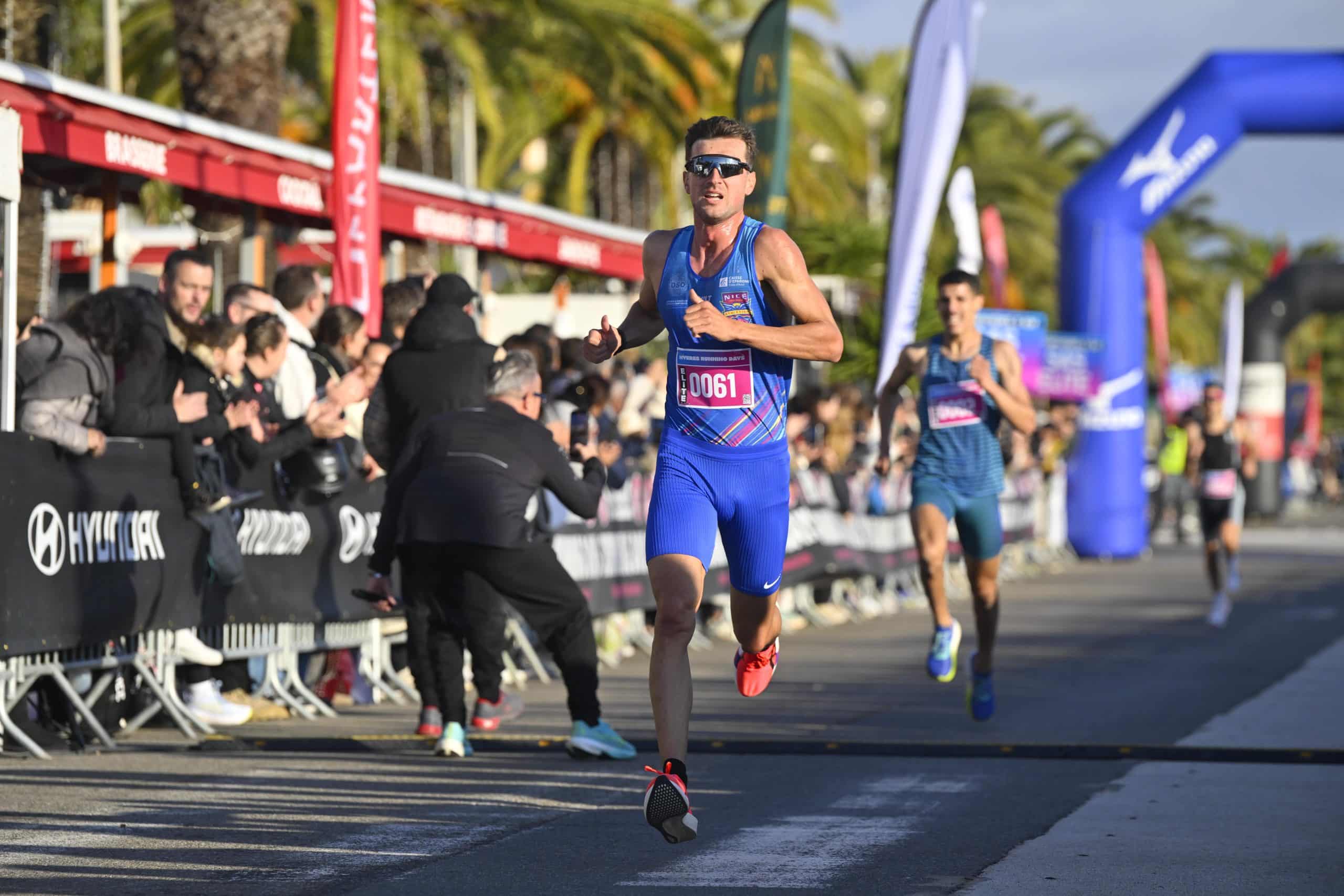 Pendant cinq jours du 10 au 14 décembre, Hyères a vécu au rythme de la course à pied avec les Hyères Running Days. 6500 participants ont pris part à cette superbe édition 2025 sur la Côte d’Azur, au travers d’une multitude de courses. Un record d’affluence pour la 9ème édition, en plus de la présence d’un plateau élite particulièrement relevé sur les épreuves reines.