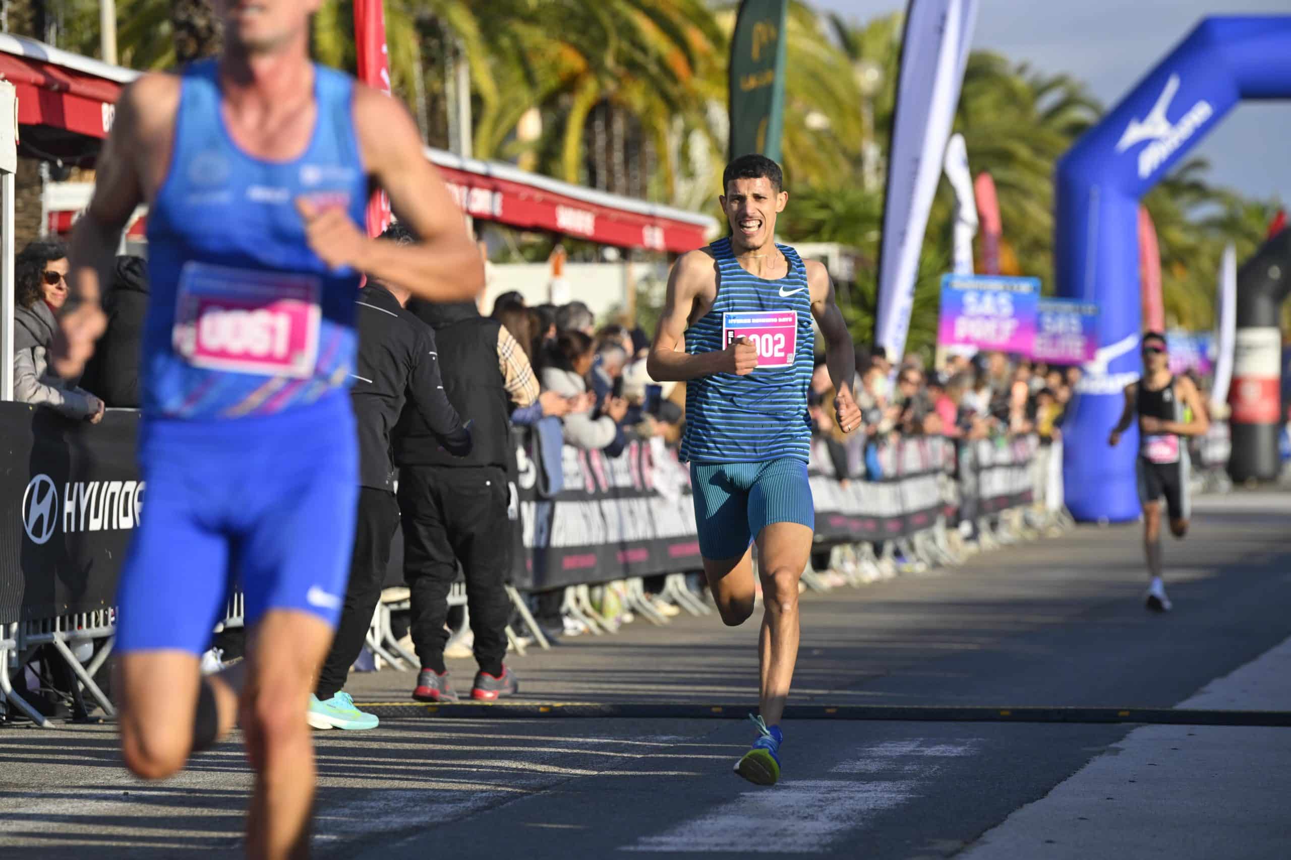 Pendant cinq jours du 10 au 14 décembre, Hyères a vécu au rythme de la course à pied avec les Hyères Running Days. 6500 participants ont pris part à cette superbe édition 2025 sur la Côte d’Azur, au travers d’une multitude de courses. Un record d’affluence pour la 9ème édition, en plus de la présence d’un plateau élite particulièrement relevé sur les épreuves reines.