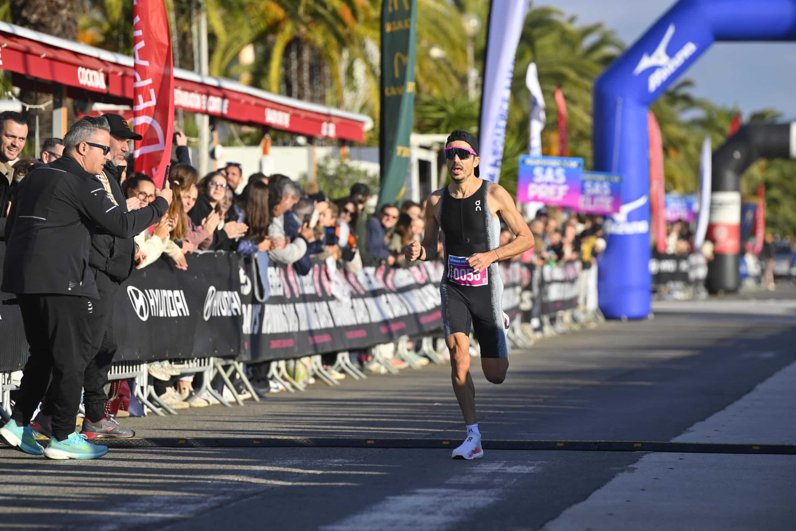 Pendant cinq jours du 10 au 14 décembre, Hyères a vécu au rythme de la course à pied avec les Hyères Running Days. 6500 participants ont pris part à cette superbe édition 2025 sur la Côte d’Azur, au travers d’une multitude de courses. Un record d’affluence pour la 9ème édition, en plus de la présence d’un plateau élite particulièrement relevé sur les épreuves reines.