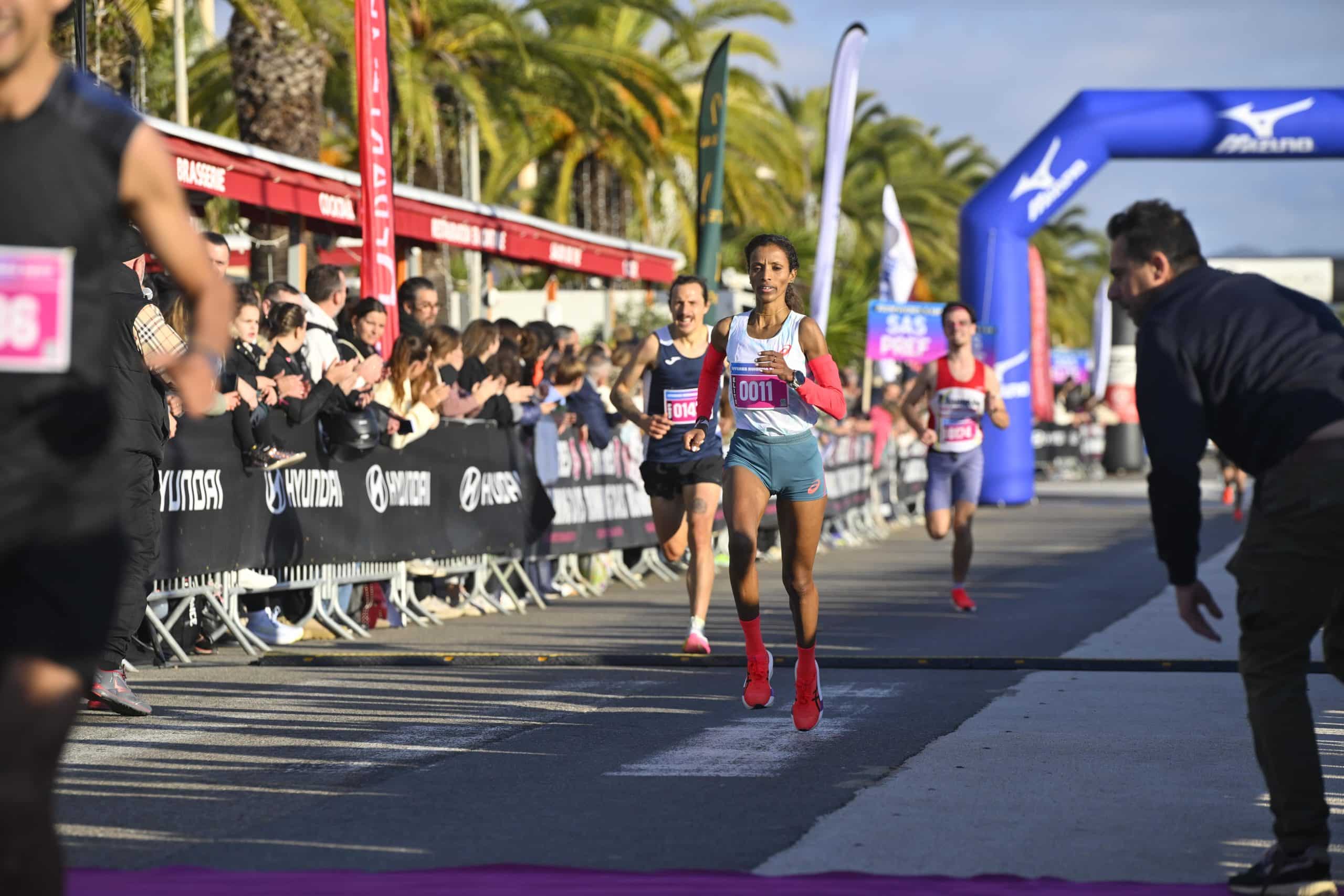 Pendant cinq jours du 10 au 14 décembre, Hyères a vécu au rythme de la course à pied avec les Hyères Running Days. 6500 participants ont pris part à cette superbe édition 2025 sur la Côte d’Azur, au travers d’une multitude de courses. Un record d’affluence pour la 9ème édition, en plus de la présence d’un plateau élite particulièrement relevé sur les épreuves reines.