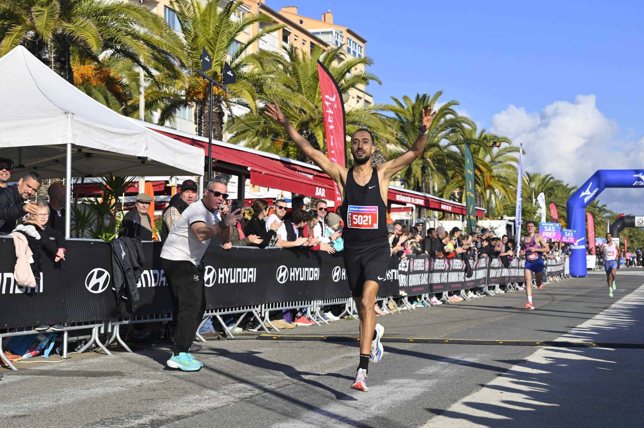 Pendant cinq jours du 10 au 14 décembre, Hyères a vécu au rythme de la course à pied avec les Hyères Running Days. 6500 participants ont pris part à cette superbe édition 2025 sur la Côte d’Azur, au travers d’une multitude de courses. Un record d’affluence pour la 9ème édition, en plus de la présence d’un plateau élite particulièrement relevé sur les épreuves reines.