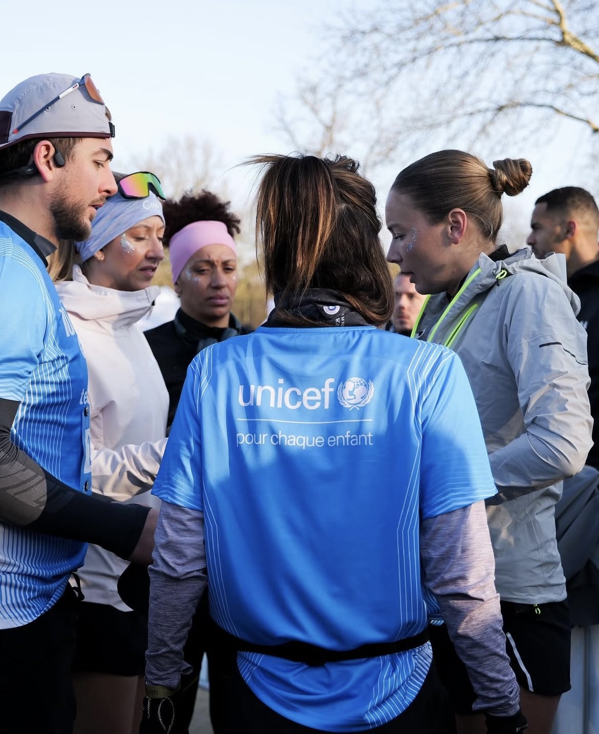 Conjuguer sa passion pour la course à pied et s’engager pour une cause qui nous tient à cœur, c’est possible grâce aux courses caritatives et aux dossards solidaires : deux façons de donner du sens à une pratique déjà profondément ancrée chez les passionnés.