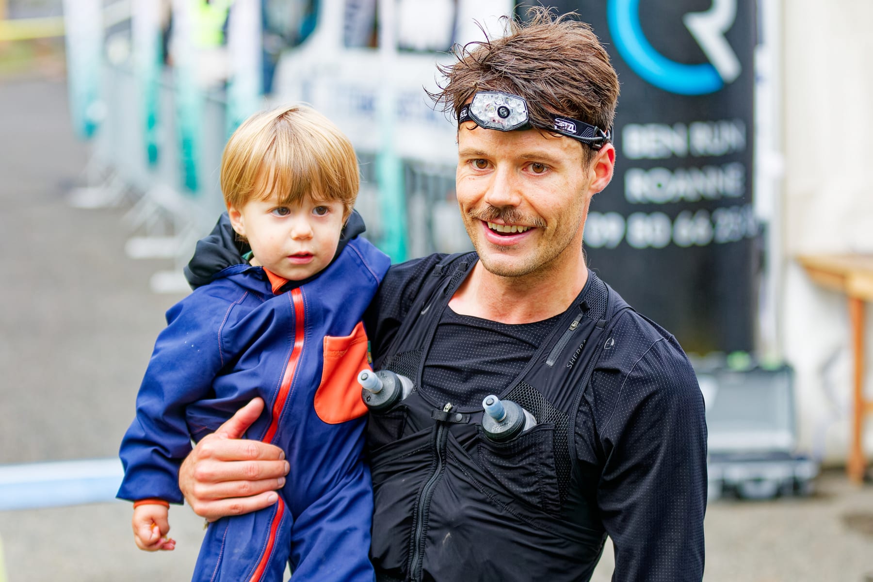 Corentin Play, trailer et père de trois enfants dont deux prématurés, puise dans la paternité une force qui le mène à l’UTMB 2026. Portrait.