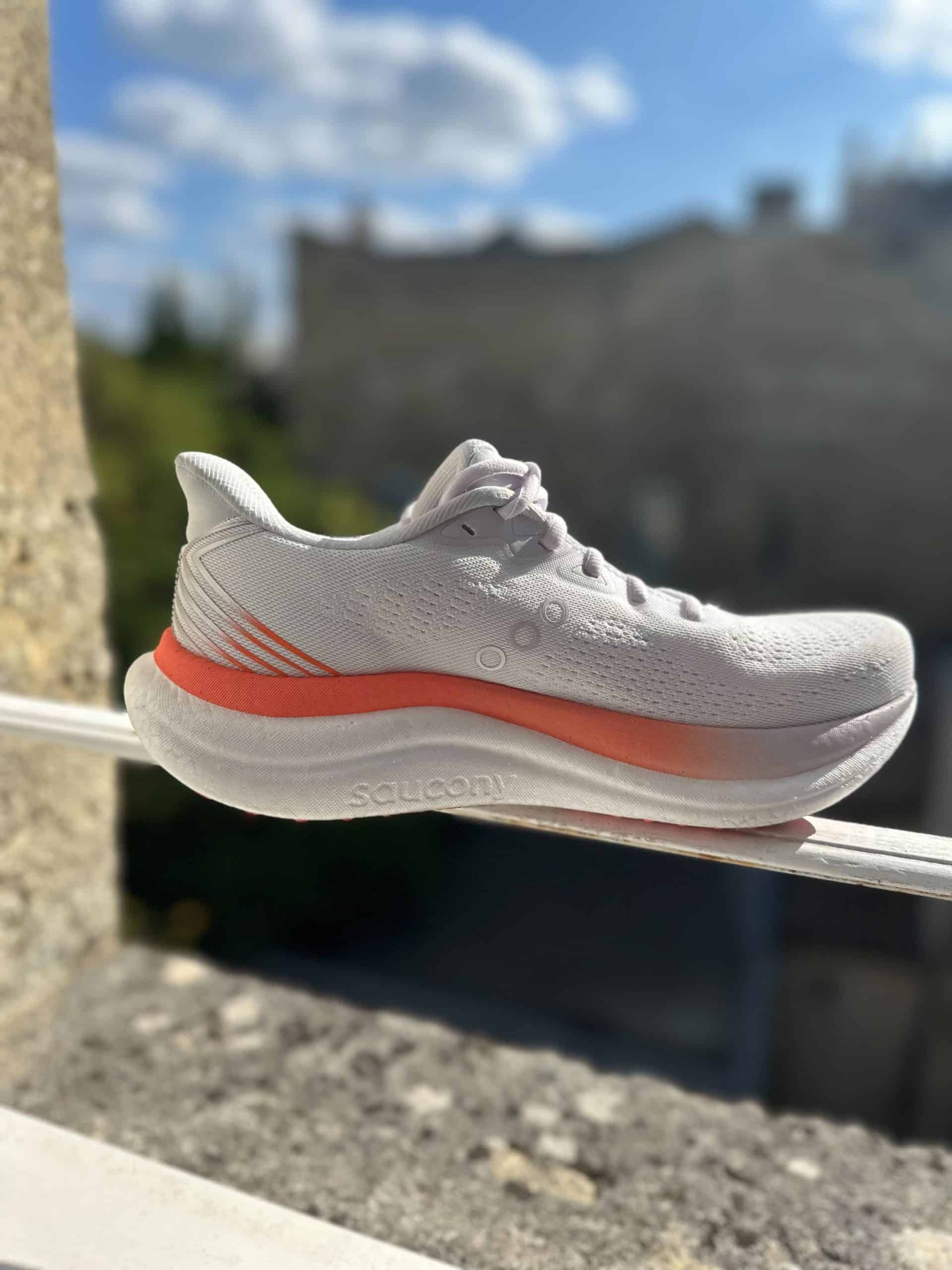 Saucony dévoile les Triumph 23, une chaussure iconique axée sur l’amorti, le confort et la performance longue distance.