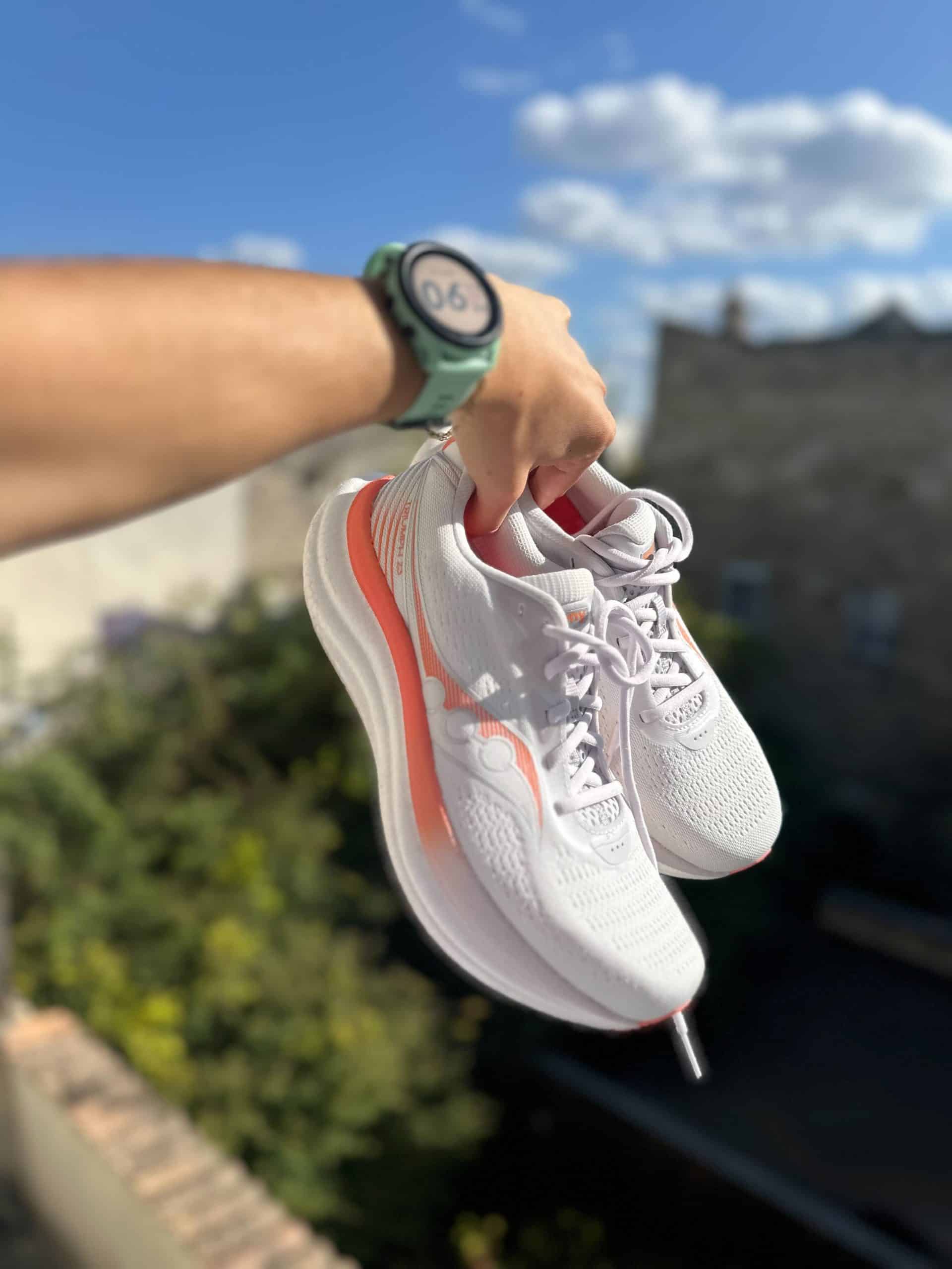 Saucony dévoile les Triumph 23, une chaussure iconique axée sur l’amorti, le confort et la performance longue distance.