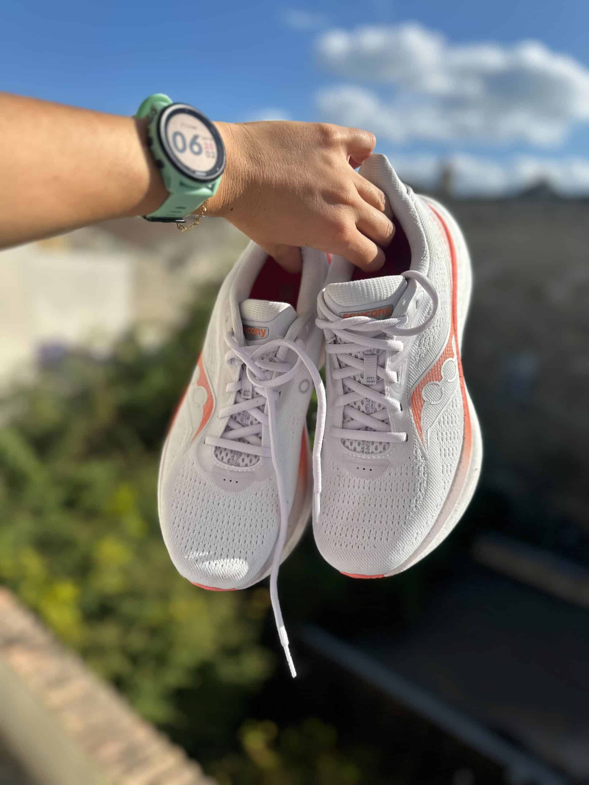 Saucony dévoile les Triumph 23, une chaussure iconique axée sur l’amorti, le confort et la performance longue distance.