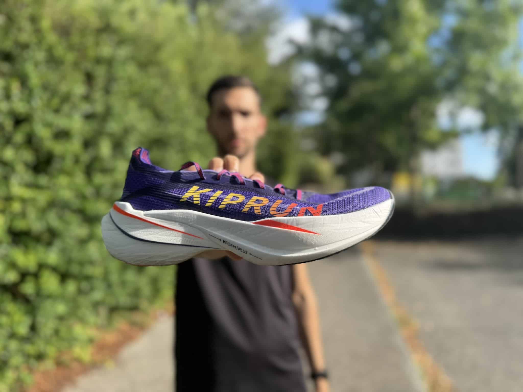 Kiprun continue de tracer sa route dans le monde ultra-concurrentiel des chaussures de course à pied. Avec la KD900X LD+, la marque running de Decathlon veut proposer un modèle carbone qui peut rivaliser avec les grands noms. Ce nouveau modèle a été pensé pour la longue distance et a été largement soutenu par les athlètes de la marque comme Méline Rolin et Jimmy Gressier. J’ai parcouru plus de 100 kilomètres avec cette paire, de la piste à la route, jouant avec un large éventail d’intensités. Verdict ? Voici mon retour complet.