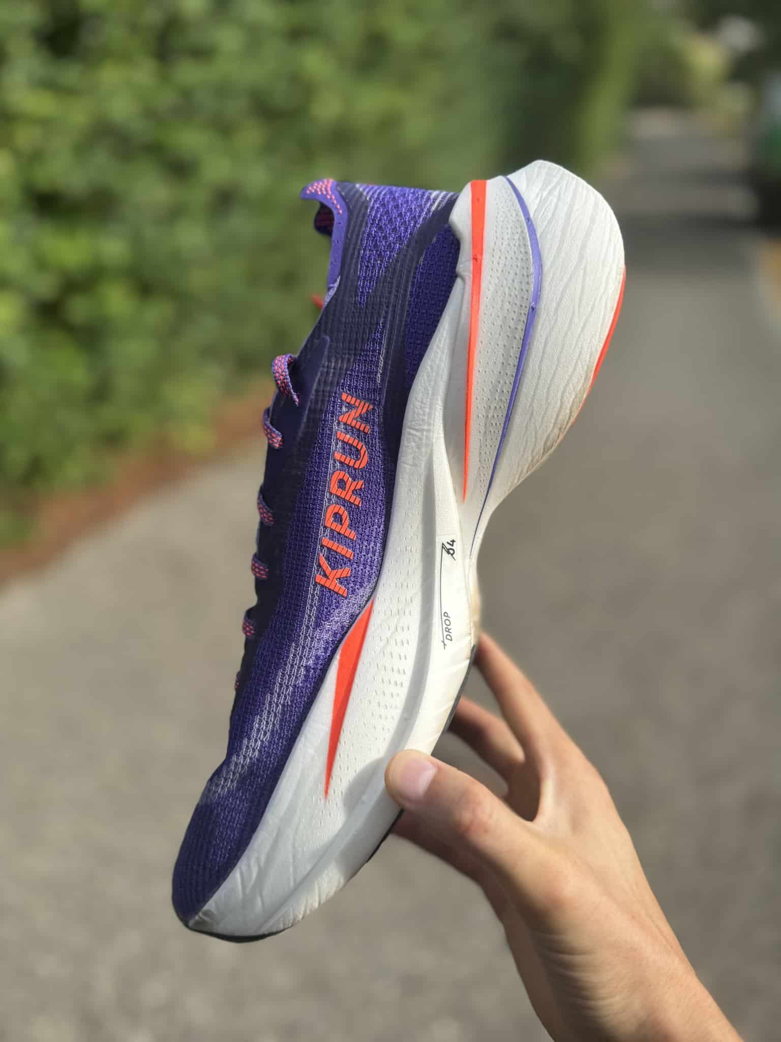 Kiprun continue de tracer sa route dans le monde ultra-concurrentiel des chaussures de course à pied. Avec la KD900X LD+, la marque running de Decathlon veut proposer un modèle carbone qui peut rivaliser avec les grands noms. Ce nouveau modèle a été pensé pour la longue distance et a été largement soutenu par les athlètes de la marque comme Méline Rolin et Jimmy Gressier. J’ai parcouru plus de 100 kilomètres avec cette paire, de la piste à la route, jouant avec un large éventail d’intensités. Verdict ? Voici mon retour complet.