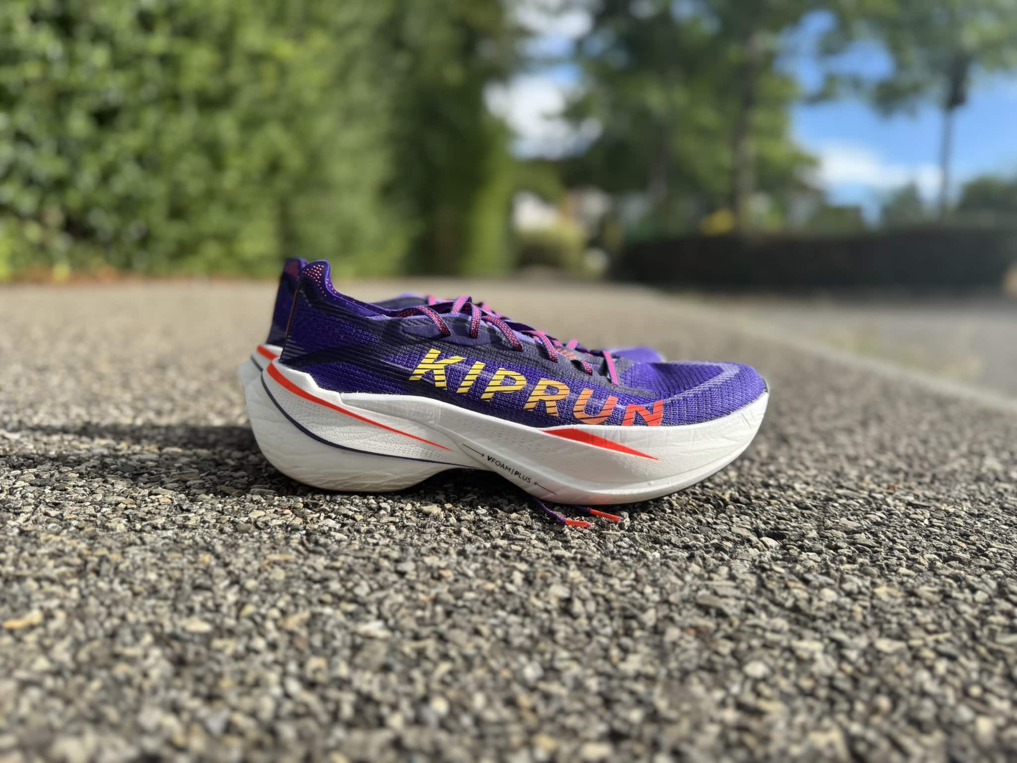Kiprun continue de tracer sa route dans le monde ultra-concurrentiel des chaussures de course à pied. Avec la KD900X LD+, la marque running de Decathlon veut proposer un modèle carbone qui peut rivaliser avec les grands noms. Ce nouveau modèle a été pensé pour la longue distance et a été largement soutenu par les athlètes de la marque comme Méline Rolin et Jimmy Gressier. J’ai parcouru plus de 100 kilomètres avec cette paire, de la piste à la route, jouant avec un large éventail d’intensités. Verdict ? Voici mon retour complet.