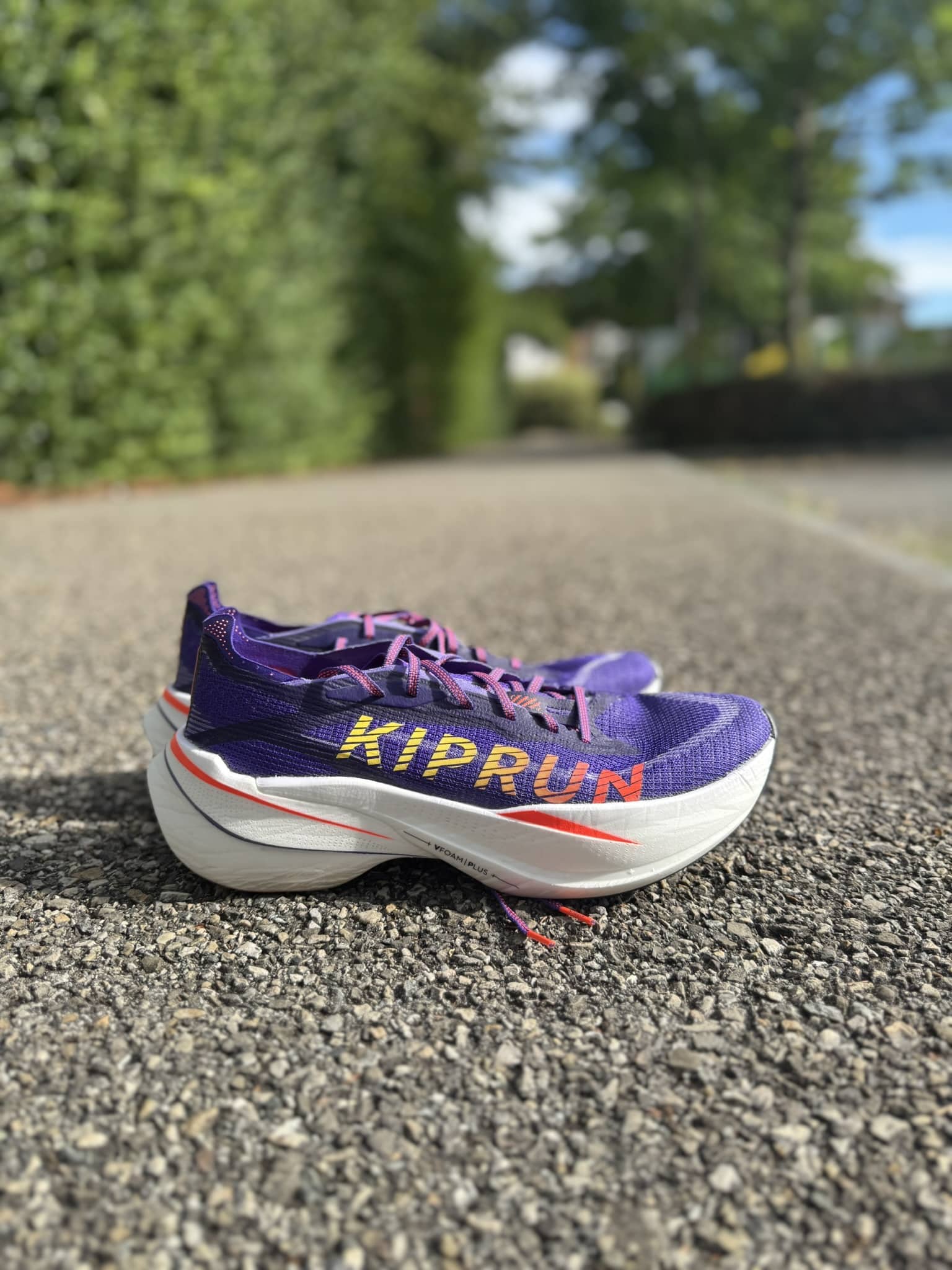 Kiprun continue de tracer sa route dans le monde ultra-concurrentiel des chaussures de course à pied. Avec la KD900X LD+, la marque running de Decathlon veut proposer un modèle carbone qui peut rivaliser avec les grands noms. Ce nouveau modèle a été pensé pour la longue distance et a été largement soutenu par les athlètes de la marque comme Méline Rolin et Jimmy Gressier. J’ai parcouru plus de 100 kilomètres avec cette paire, de la piste à la route, jouant avec un large éventail d’intensités. Verdict ? Voici mon retour complet.