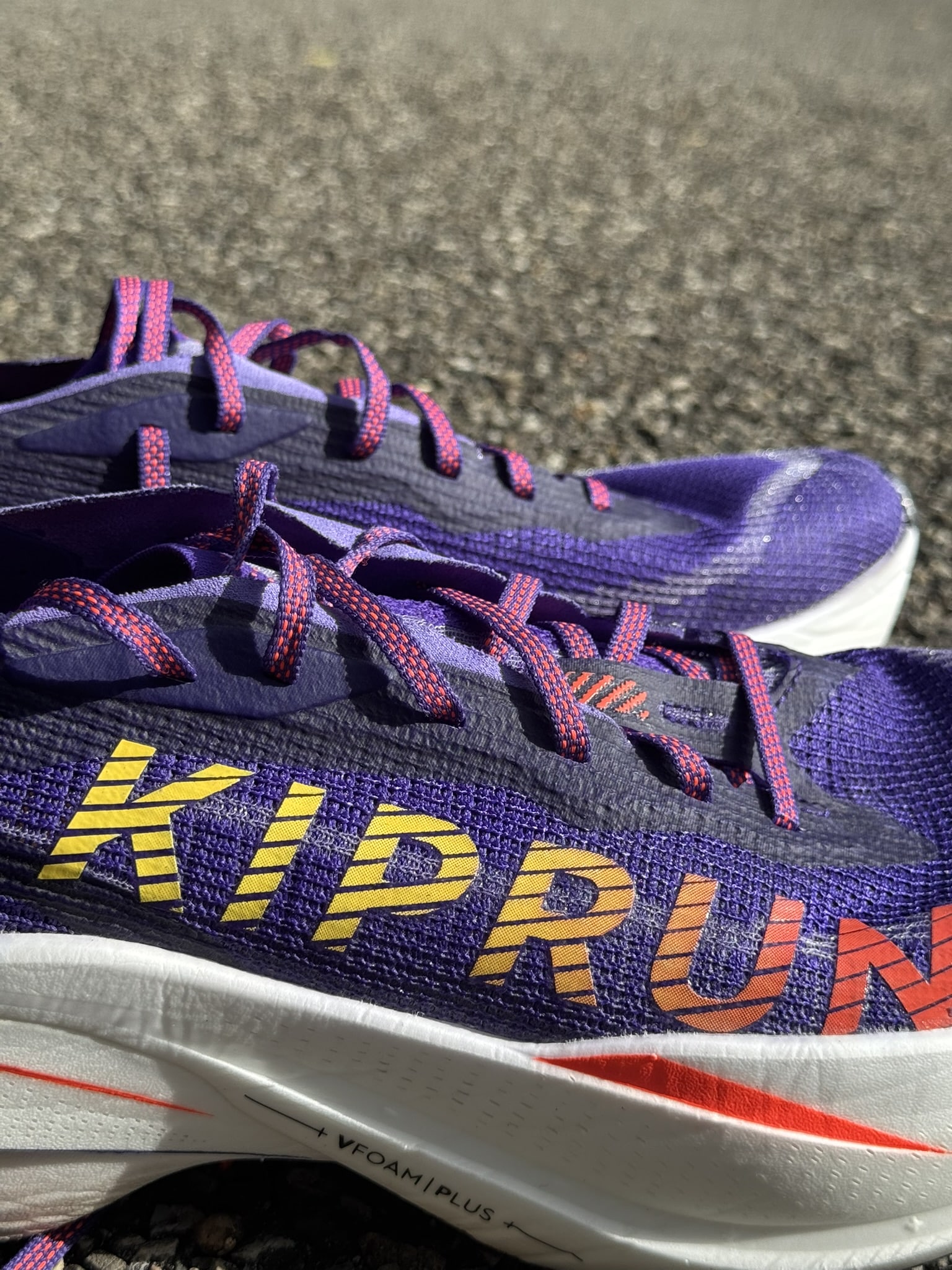 Kiprun continue de tracer sa route dans le monde ultra-concurrentiel des chaussures de course à pied. Avec la KD900X LD+, la marque running de Decathlon veut proposer un modèle carbone qui peut rivaliser avec les grands noms. Ce nouveau modèle a été pensé pour la longue distance et a été largement soutenu par les athlètes de la marque comme Méline Rolin et Jimmy Gressier. J’ai parcouru plus de 100 kilomètres avec cette paire, de la piste à la route, jouant avec un large éventail d’intensités. Verdict ? Voici mon retour complet.