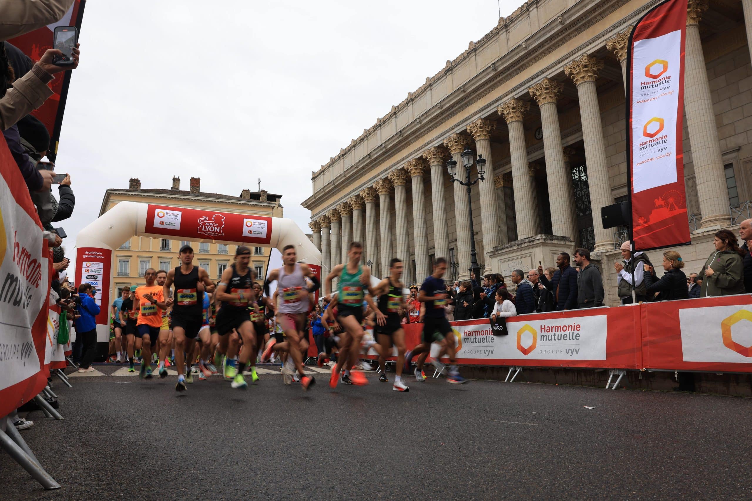 Dimanche 5 octobre, Lyon va battre au rythme des foulées de milliers de coureurs. L’événement majeur du calendrier running français Run In Lyon by Harmonie Mutuelle revient avec une édition record : 33 000 coureurs attendus sur la ligne de départ, répartis entre 3 distances : marathon, semi et 10 km. Une vague humaine impressionnante qui va transformer la capitale des Gaules en gigantesque terrain de jeu pour les passionnés de running.