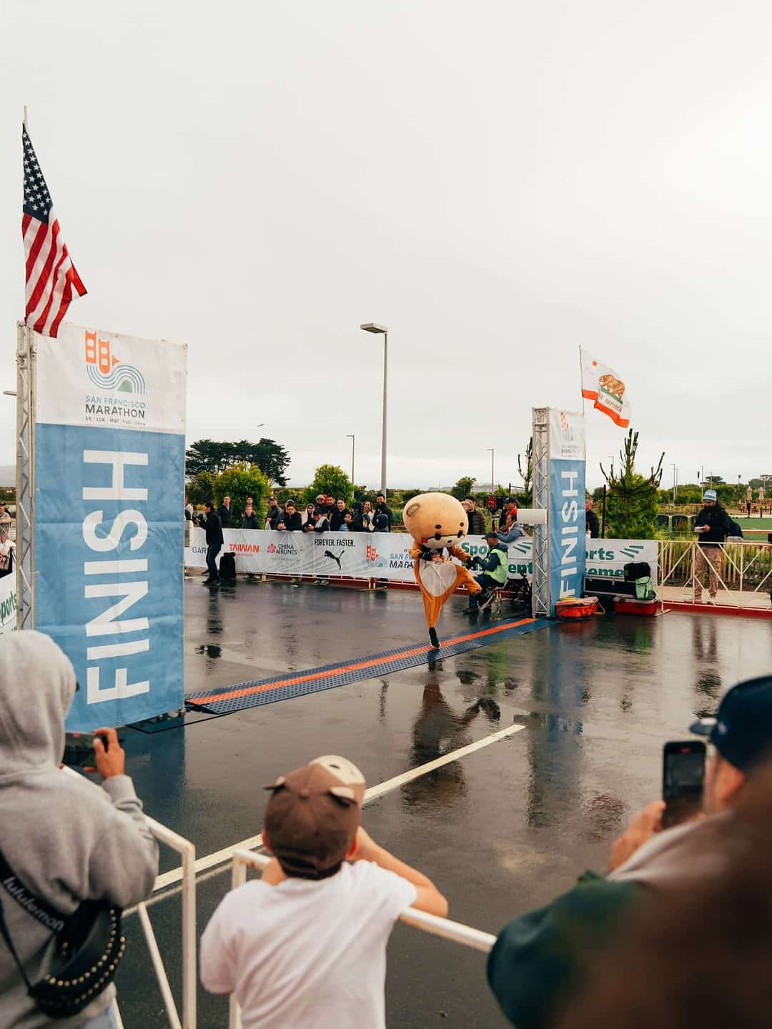 For nearly five decades, the San Francisco Marathon has challenged and inspired runners from around the world. In its 48th edition, the event welcomed a record 33,000 participants, from first-timers to elite athletes, on a breathtaking 26.2-mile USATF-certified course that runs across the Golden Gate Bridge, through Golden Gate Park, and past some of the city’s most iconic landmarks. With multiple race options—including two half marathons, a 10K, a 5K, and even an ultramarathon—the event, directed by Lauri Abrahamson, continues to evolve, blending tradition, community spirit, and a uniquely San Francisco experience.