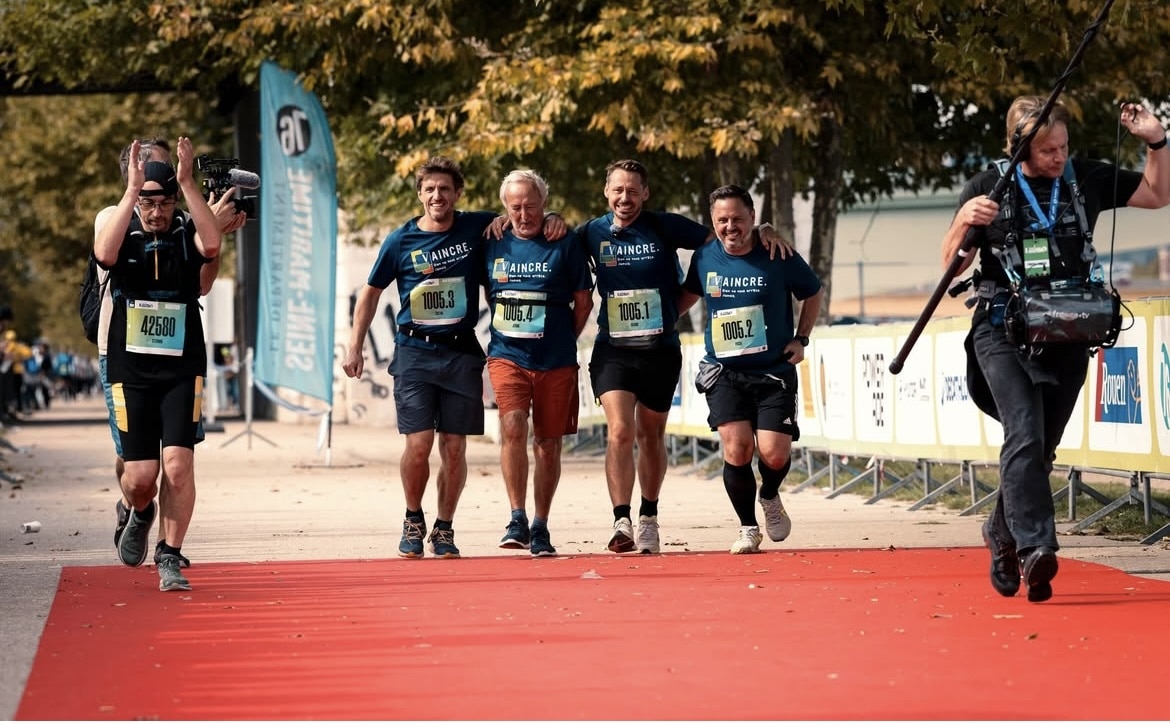 C'est une image tellement touchante qu'on en a presque les larmes aux yeux rien qu'en la voyant. À 69 ans, Jérôme Deshayes, atteint de la maladie de Charcot, est entouré de ses trois fils et s'apprête à franchir la ligne d'arrivée du marathon de Rouen. Tous se soutiennent les uns les autres, tant l’émotion est forte au bout de l’effort.