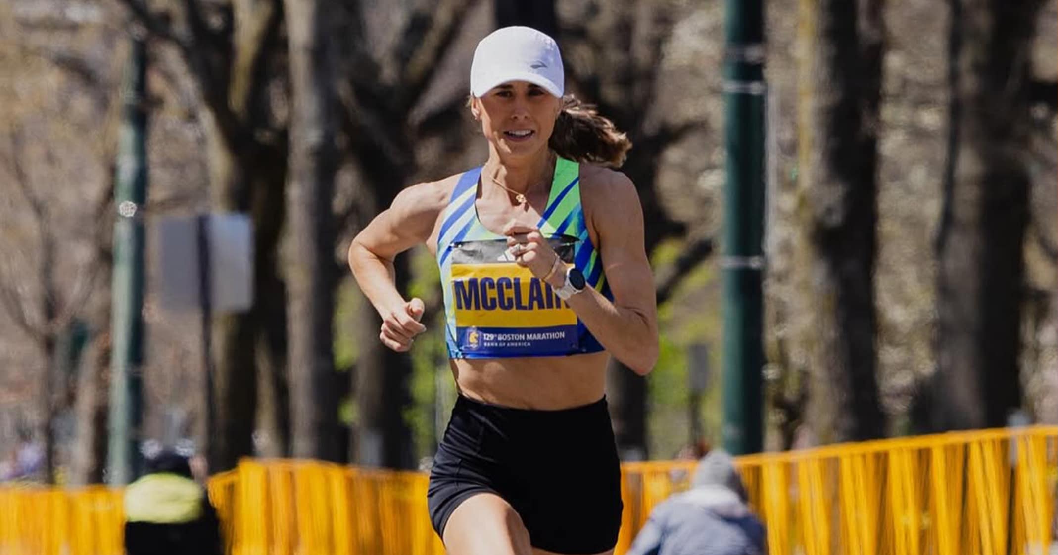 À Atlanta, le semi-marathon féminin a basculé dans l’absurde : Jess McClain, en tête, suit un véhicule de tête mal guidé et termine loin du podium, laissant la victoire à Molly Born.
