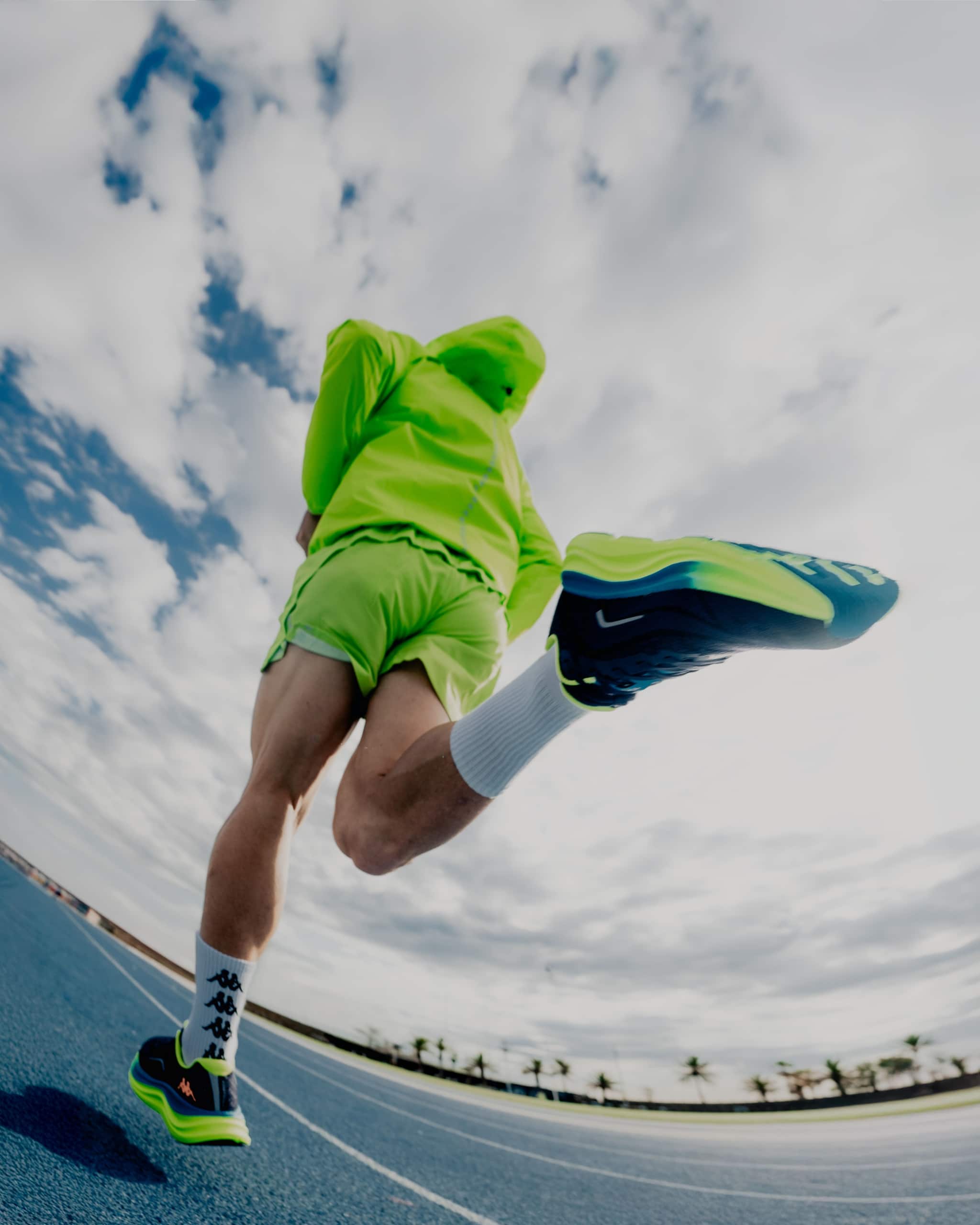 Kappa revient dans le running avec la Kontroll 2.0, une chaussure d’entraînement polyvalente et accessible à 100 €. Légère, respirante et dotée d’une semelle EVA dynamique, elle vise les coureurs occasionnels et les sorties du quotidien.