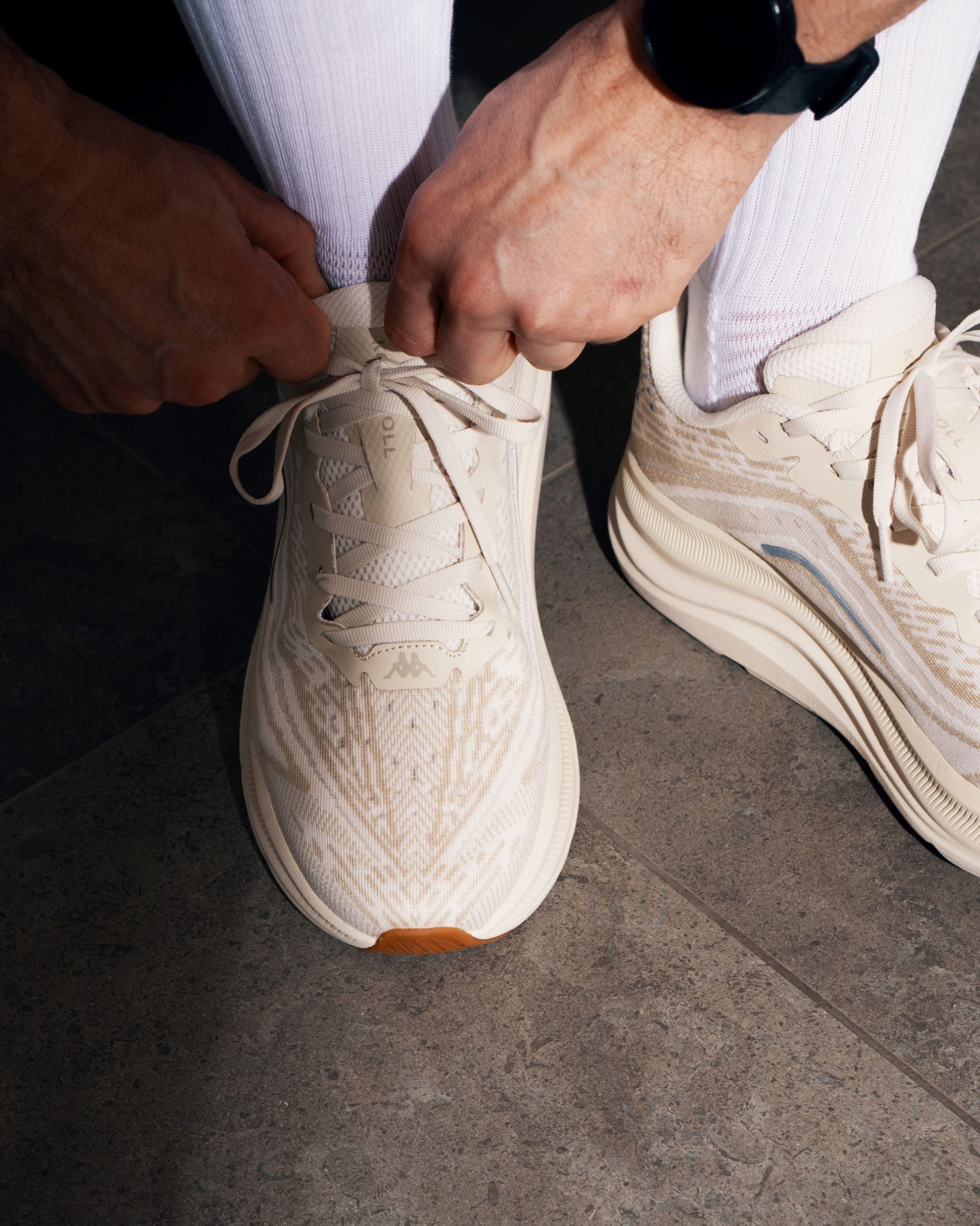 Kappa revient dans le running avec la Kontroll 2.0, une chaussure d’entraînement polyvalente et accessible à 100 €. Légère, respirante et dotée d’une semelle EVA dynamique, elle vise les coureurs occasionnels et les sorties du quotidien.