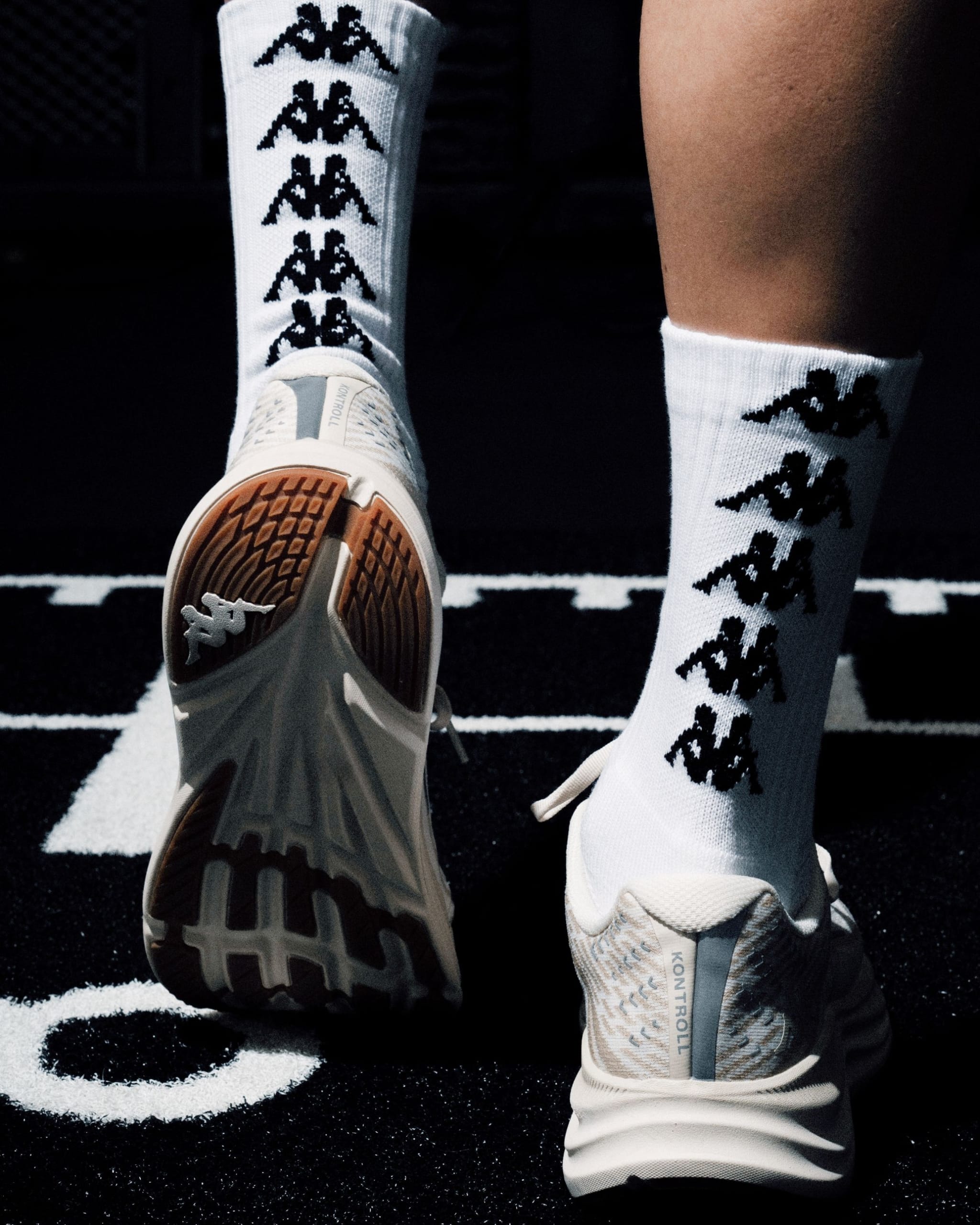 Kappa revient dans le running avec la Kontroll 2.0, une chaussure d’entraînement polyvalente et accessible à 100 €. Légère, respirante et dotée d’une semelle EVA dynamique, elle vise les coureurs occasionnels et les sorties du quotidien.