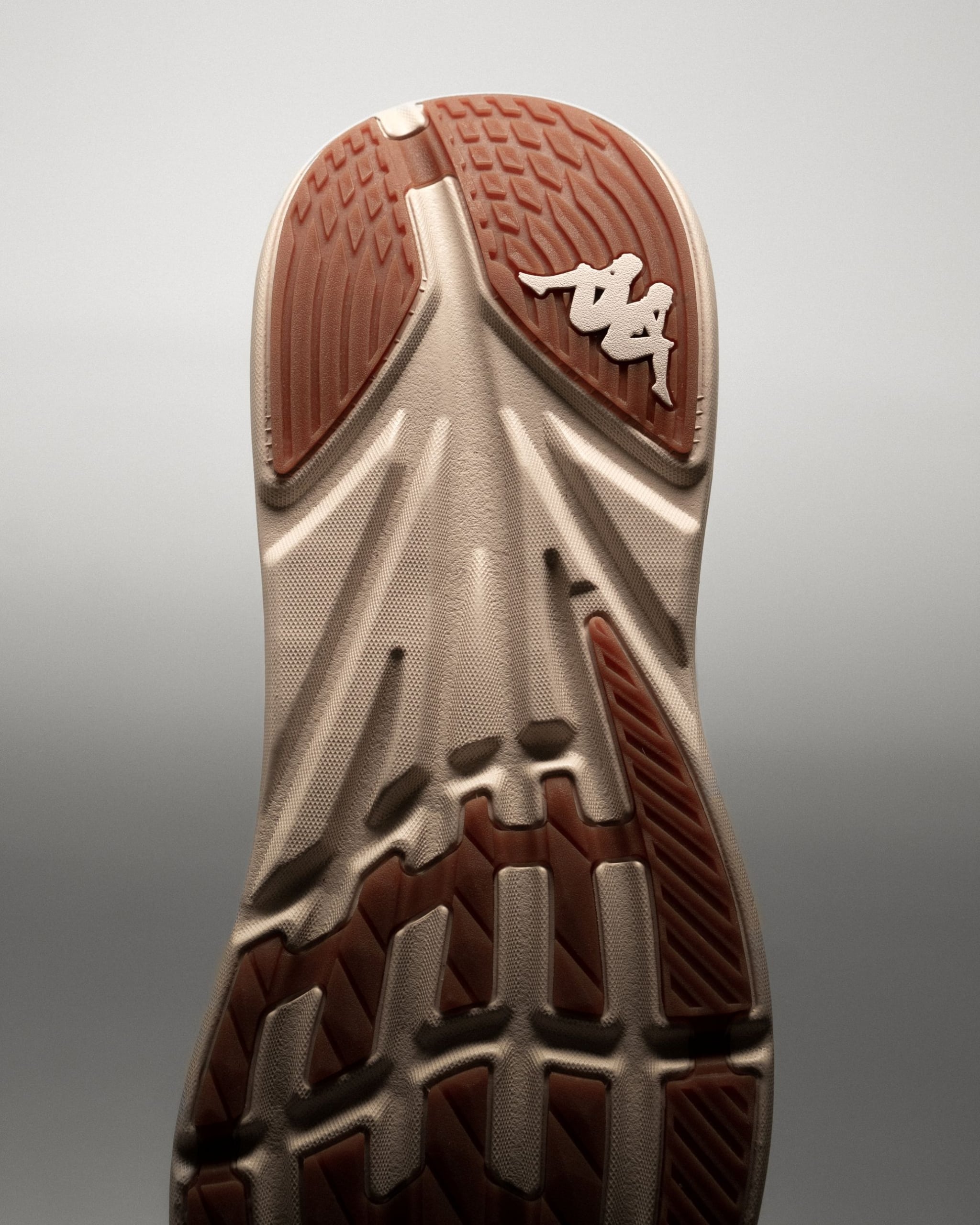 Kappa revient dans le running avec la Kontroll 2.0, une chaussure d’entraînement polyvalente et accessible à 100 €. Légère, respirante et dotée d’une semelle EVA dynamique, elle vise les coureurs occasionnels et les sorties du quotidien.