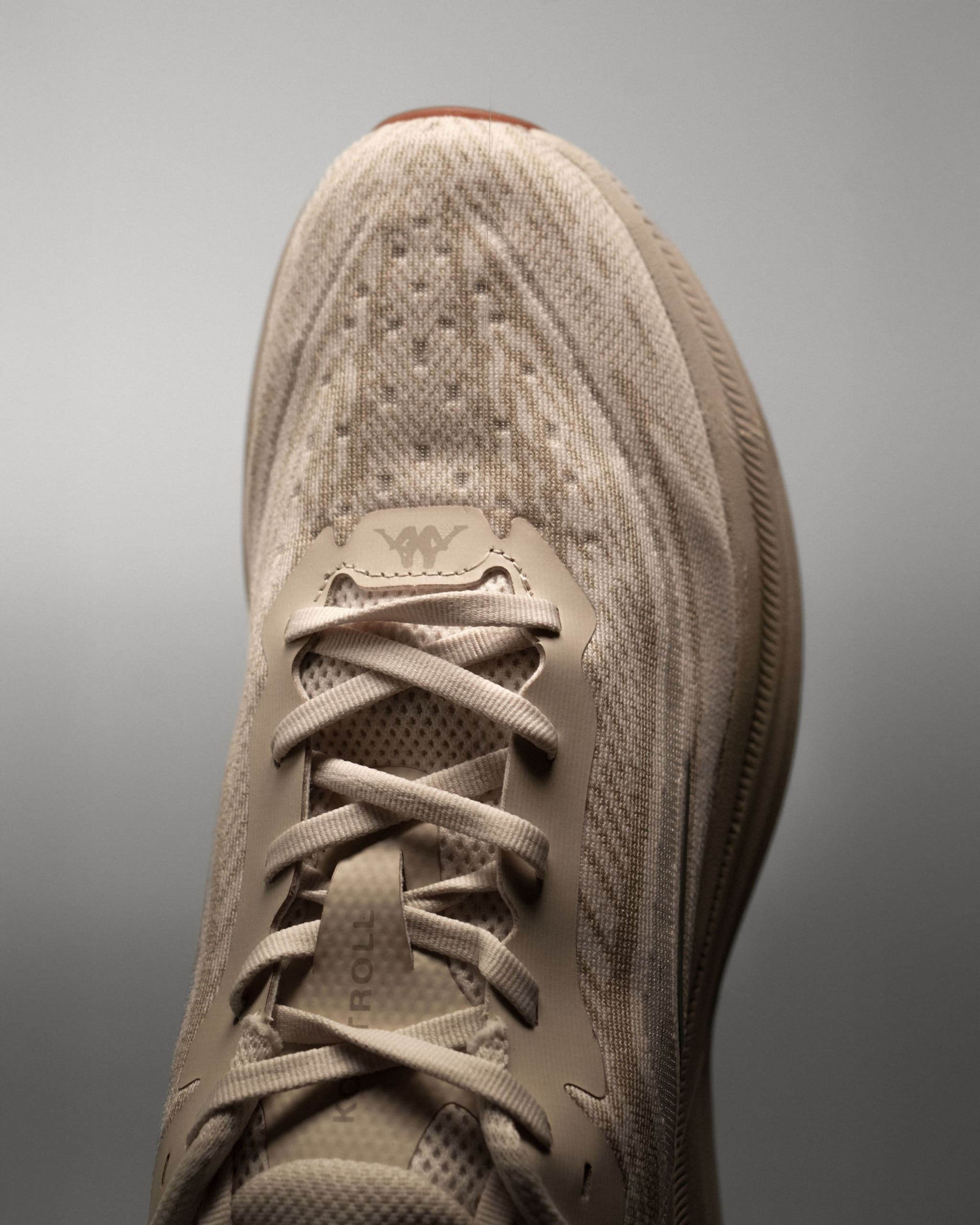 Kappa revient dans le running avec la Kontroll 2.0, une chaussure d’entraînement polyvalente et accessible à 100 €. Légère, respirante et dotée d’une semelle EVA dynamique, elle vise les coureurs occasionnels et les sorties du quotidien.