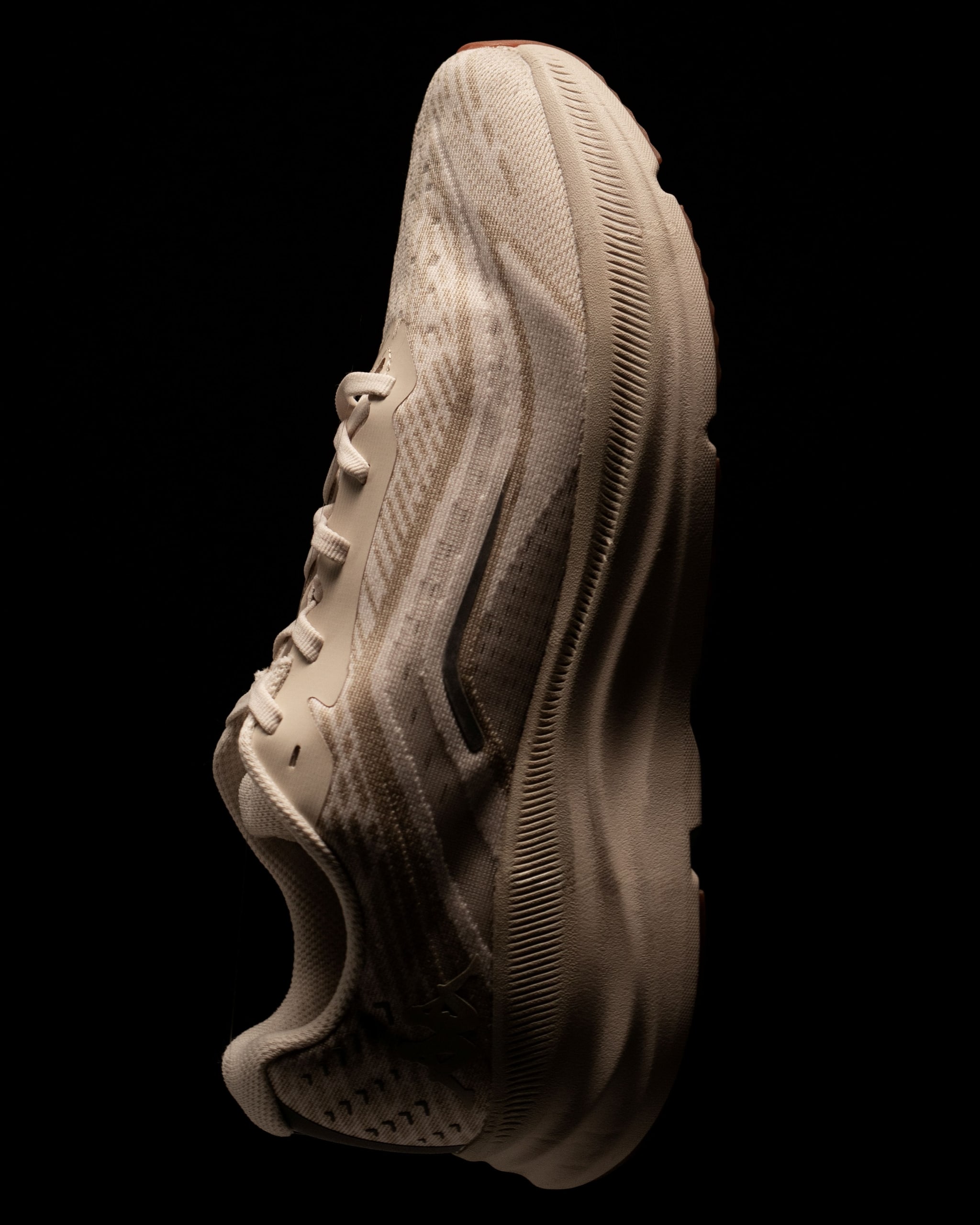 Kappa revient dans le running avec la Kontroll 2.0, une chaussure d’entraînement polyvalente et accessible à 100 €. Légère, respirante et dotée d’une semelle EVA dynamique, elle vise les coureurs occasionnels et les sorties du quotidien.