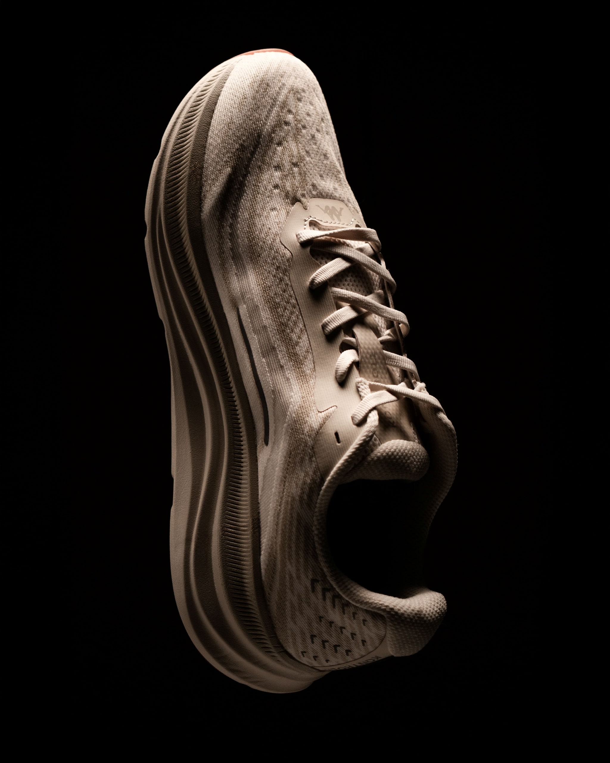 Kappa revient dans le running avec la Kontroll 2.0, une chaussure d’entraînement polyvalente et accessible à 100 €. Légère, respirante et dotée d’une semelle EVA dynamique, elle vise les coureurs occasionnels et les sorties du quotidien.