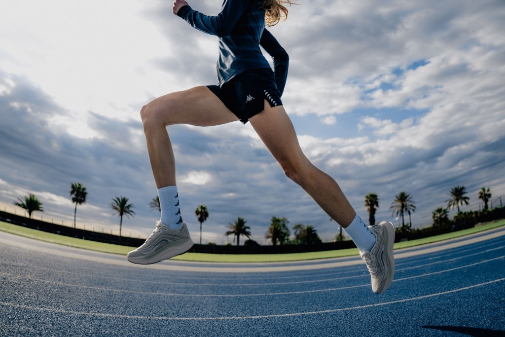 Kappa revient dans le running avec la Kontroll 2.0, une chaussure d’entraînement polyvalente et accessible à 100 €. Légère, respirante et dotée d’une semelle EVA dynamique, elle vise les coureurs occasionnels et les sorties du quotidien.
