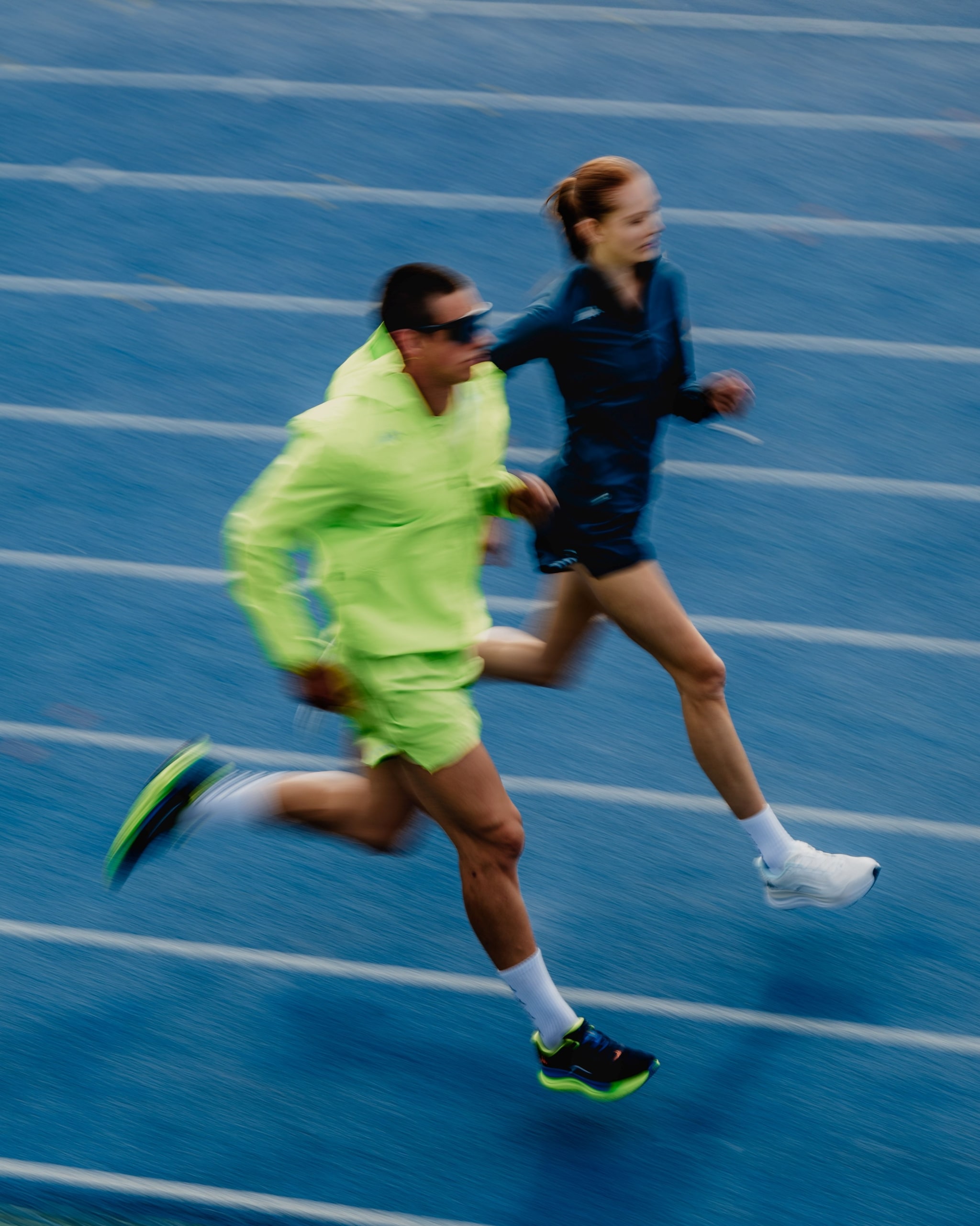 Kappa revient dans le running avec la Kontroll 2.0, une chaussure d’entraînement polyvalente et accessible à 100 €. Légère, respirante et dotée d’une semelle EVA dynamique, elle vise les coureurs occasionnels et les sorties du quotidien.