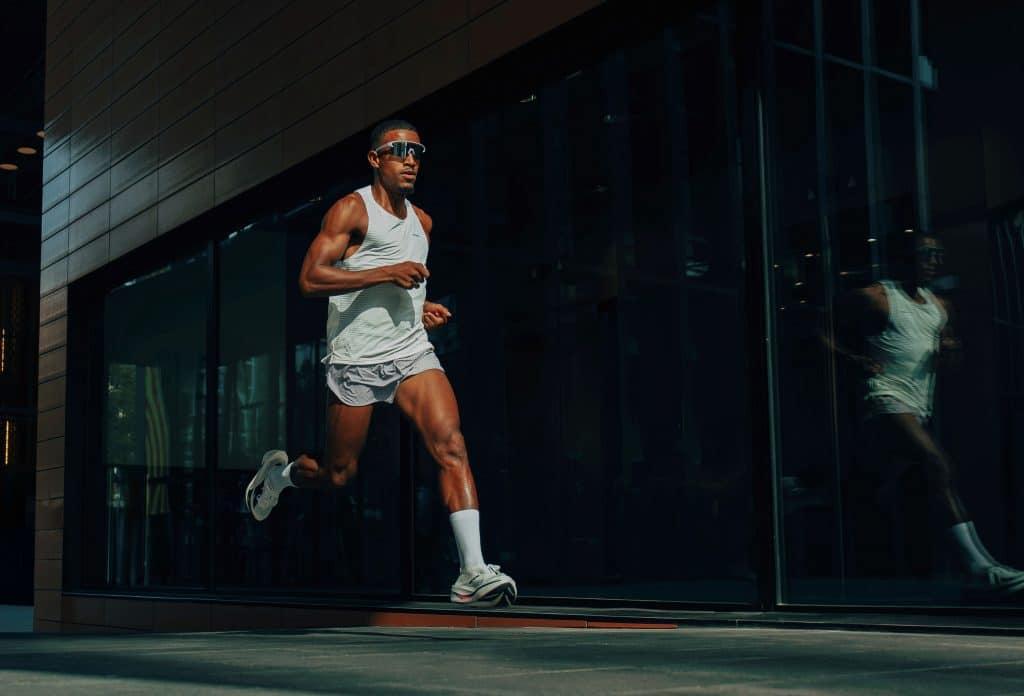 KIPRUN dévoile la KIPSTORM ELITE, sa nouvelle chaussure carbone dédiée au marathon. Nouvelle mousse A-TPU, plaque carbone repensée et confort amélioré : une évolution majeure qui remplace la KD900X LD+ et confirme les grandes ambitions de la marque française.