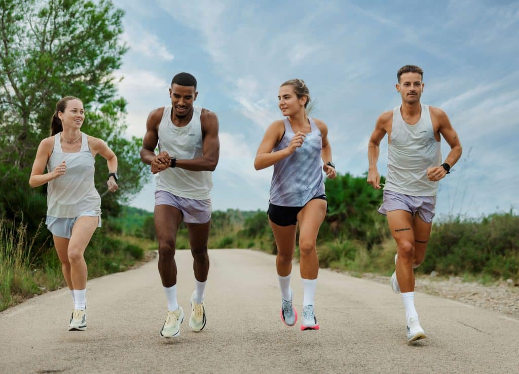 KIPRUN dévoile la KIPSTORM ELITE, sa nouvelle chaussure carbone dédiée au marathon. Nouvelle mousse A-TPU, plaque carbone repensée et confort amélioré : une évolution majeure qui remplace la KD900X LD+ et confirme les grandes ambitions de la marque française.