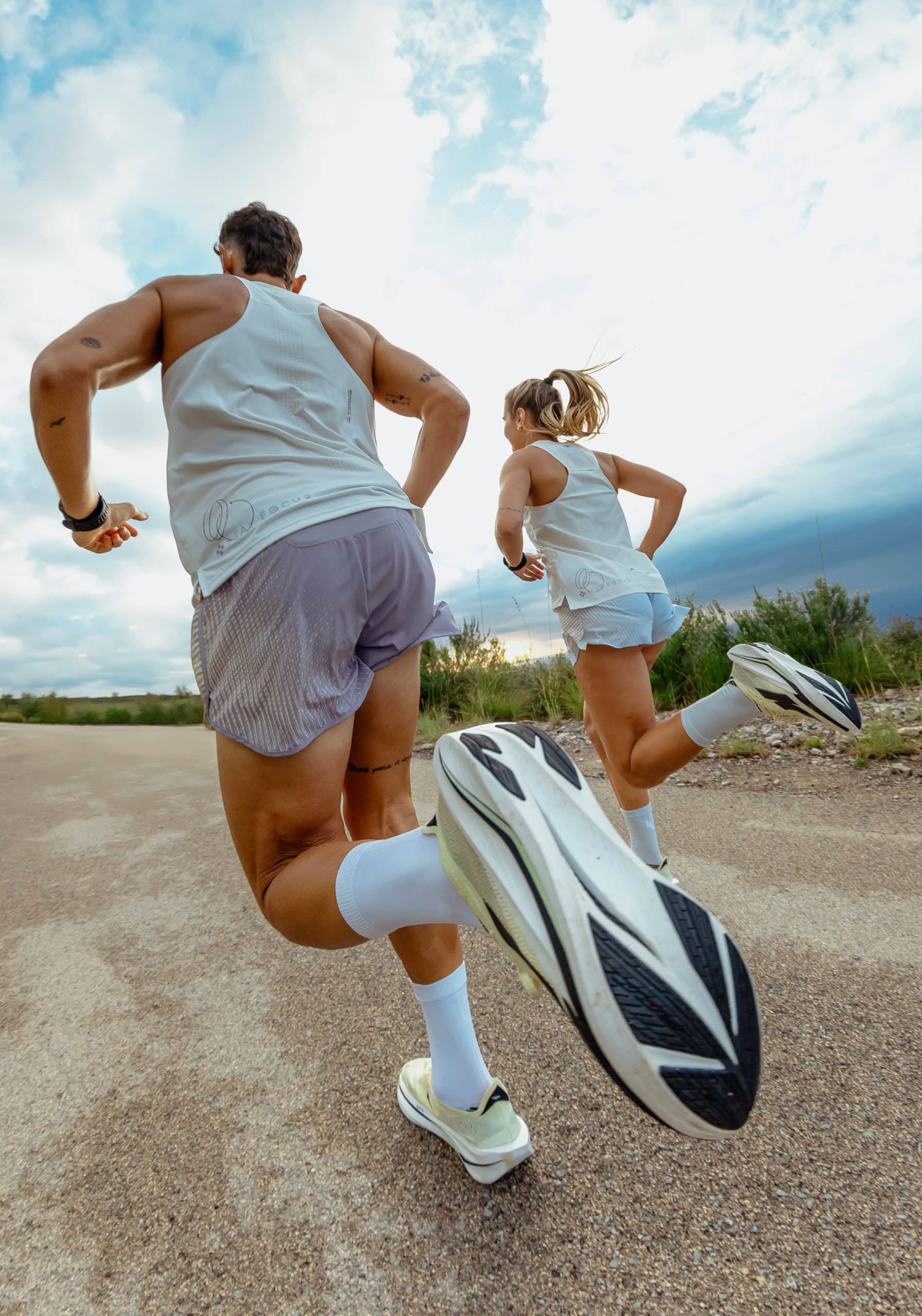 KIPRUN dévoile la KIPSTORM ELITE, sa nouvelle chaussure carbone dédiée au marathon. Nouvelle mousse A-TPU, plaque carbone repensée et confort amélioré : une évolution majeure qui remplace la KD900X LD+ et confirme les grandes ambitions de la marque française.