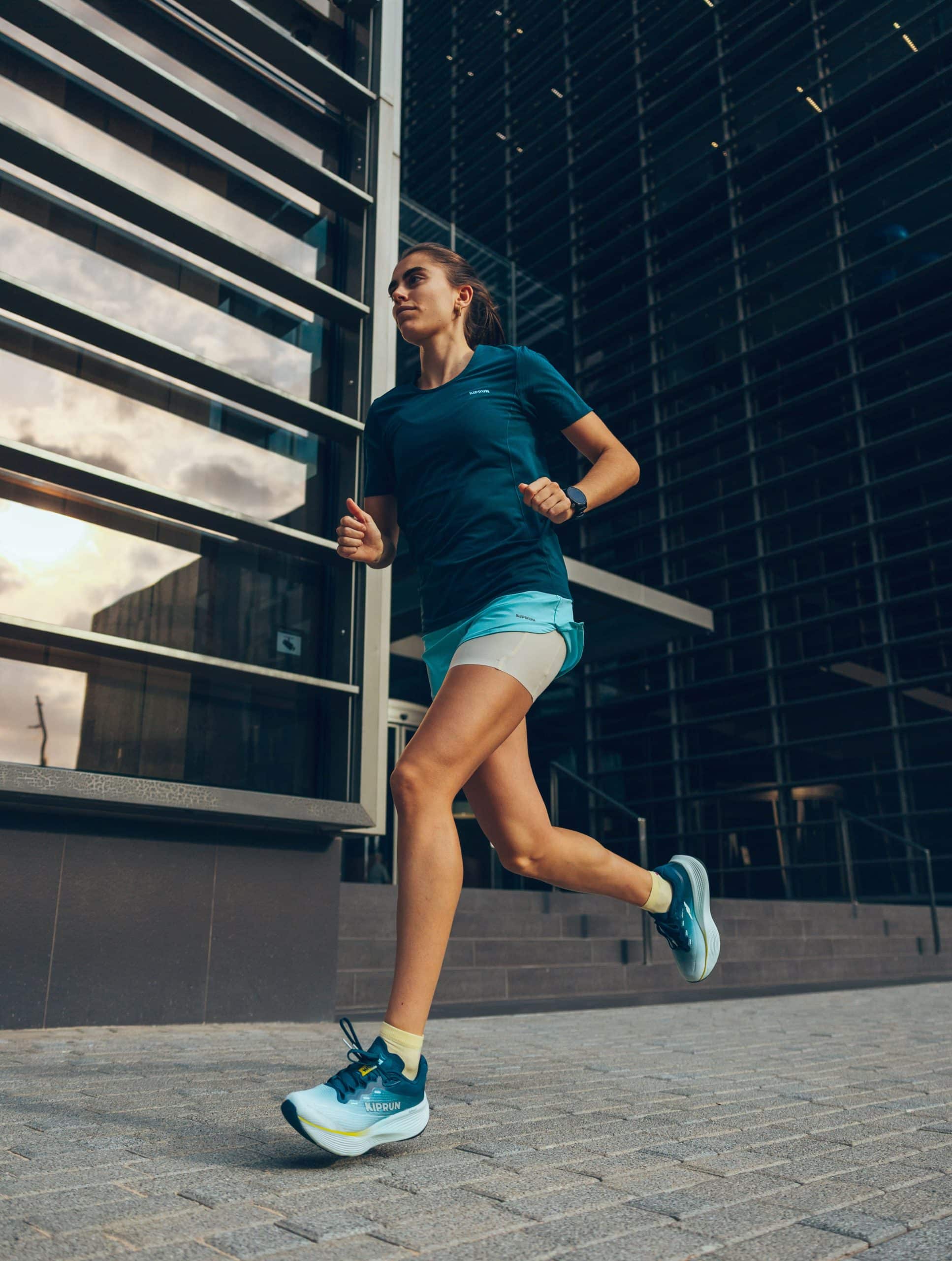 KIPRUN dévoile la KIPRIDE MAX, sa nouvelle chaussure maximaliste pensée pour l’entraînement quotidien. Amorti SOFTECH+, confort premium : une paire idéale pour enchaîner les kilomètres et confirmer les ambitions de KIPRUN.