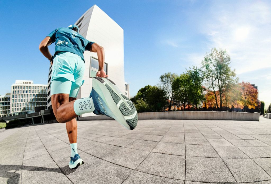 KIPRUN dévoile la KIPRIDE MAX, sa nouvelle chaussure maximaliste pensée pour l’entraînement quotidien. Amorti SOFTECH+, confort premium : une paire idéale pour enchaîner les kilomètres et confirmer les ambitions de KIPRUN.