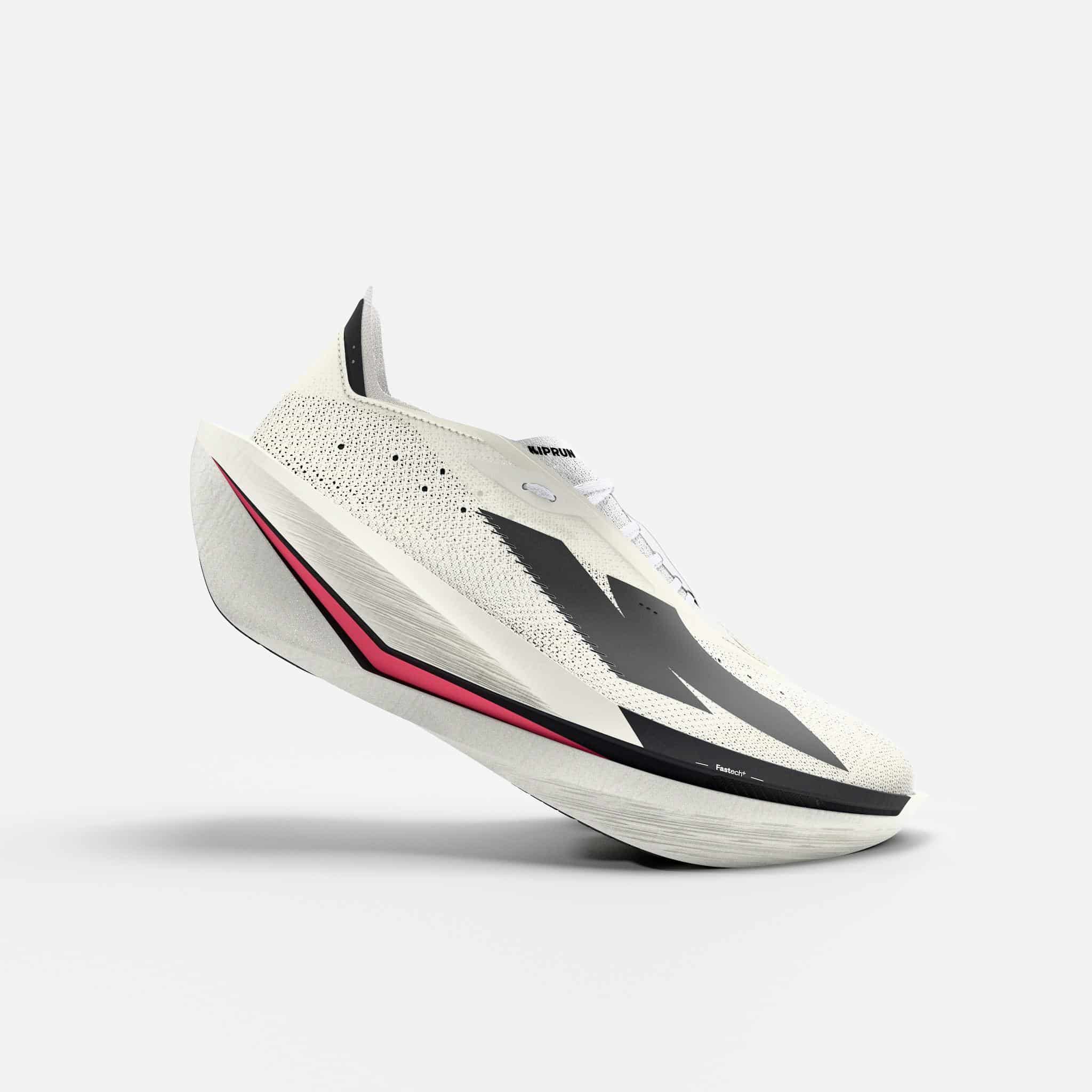 KIPRUN dévoile la KIPSTORM ELITE, sa nouvelle chaussure carbone dédiée au marathon. Nouvelle mousse A-TPU, plaque carbone repensée et confort amélioré : une évolution majeure qui remplace la KD900X LD+ et confirme les grandes ambitions de la marque française.