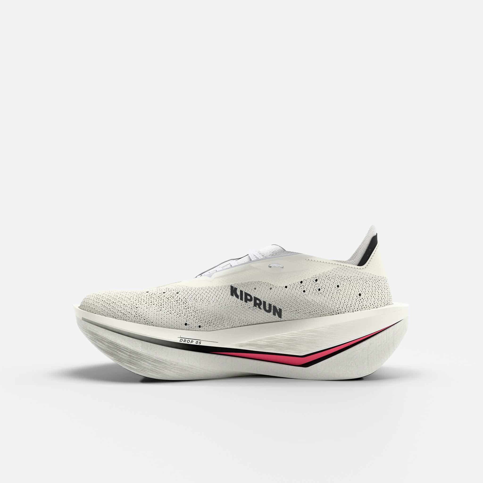 KIPRUN dévoile la KIPSTORM ELITE, sa nouvelle chaussure carbone dédiée au marathon. Nouvelle mousse A-TPU, plaque carbone repensée et confort amélioré : une évolution majeure qui remplace la KD900X LD+ et confirme les grandes ambitions de la marque française.