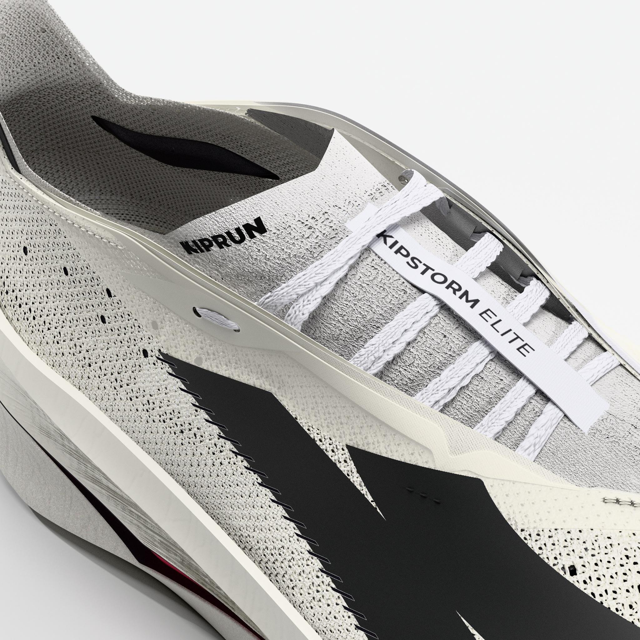 KIPRUN dévoile la KIPSTORM ELITE, sa nouvelle chaussure carbone dédiée au marathon. Nouvelle mousse A-TPU, plaque carbone repensée et confort amélioré : une évolution majeure qui remplace la KD900X LD+ et confirme les grandes ambitions de la marque française.