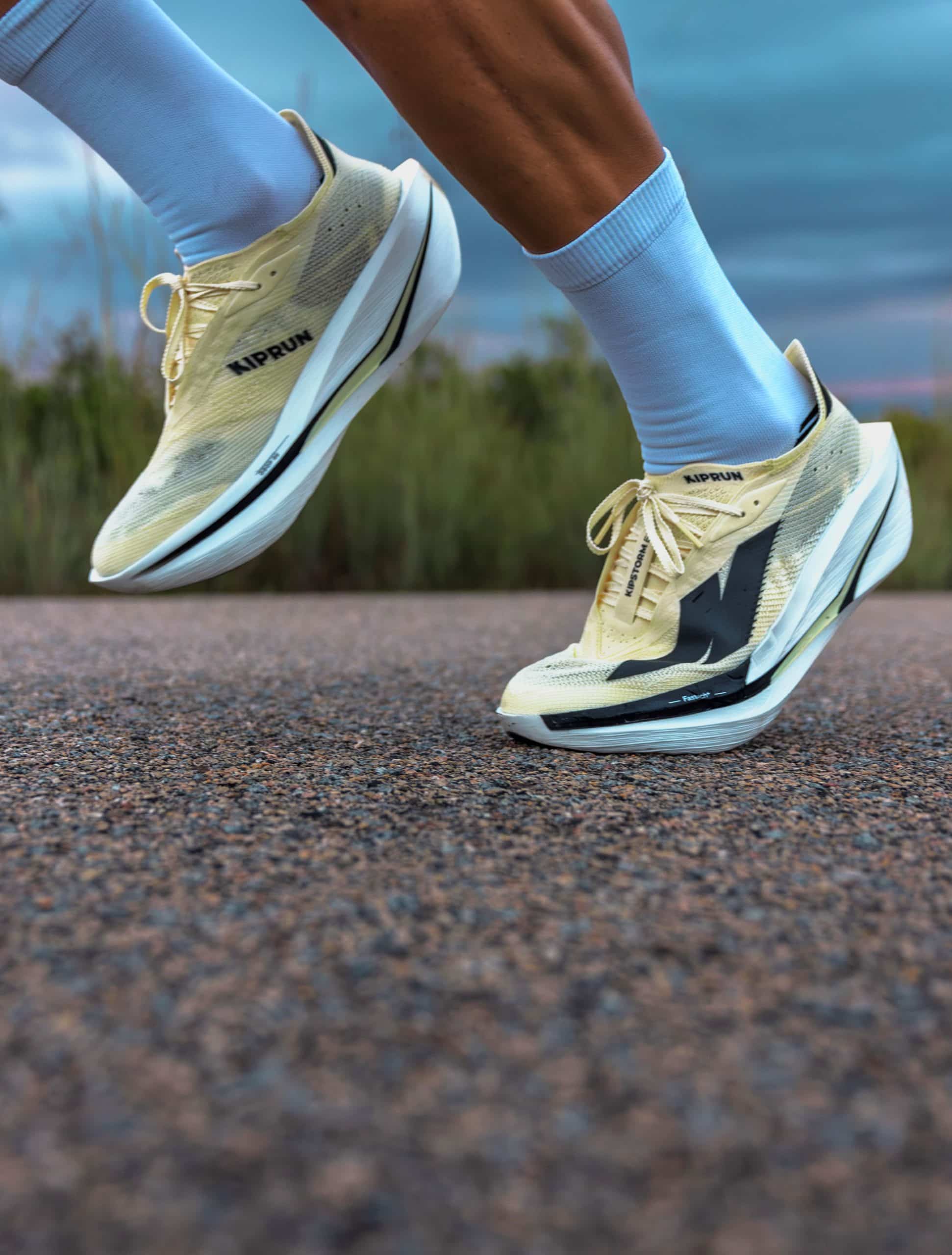 KIPRUN dévoile la KIPSTORM ELITE, sa nouvelle chaussure carbone dédiée au marathon. Nouvelle mousse A-TPU, plaque carbone repensée et confort amélioré : une évolution majeure qui remplace la KD900X LD+ et confirme les grandes ambitions de la marque française.