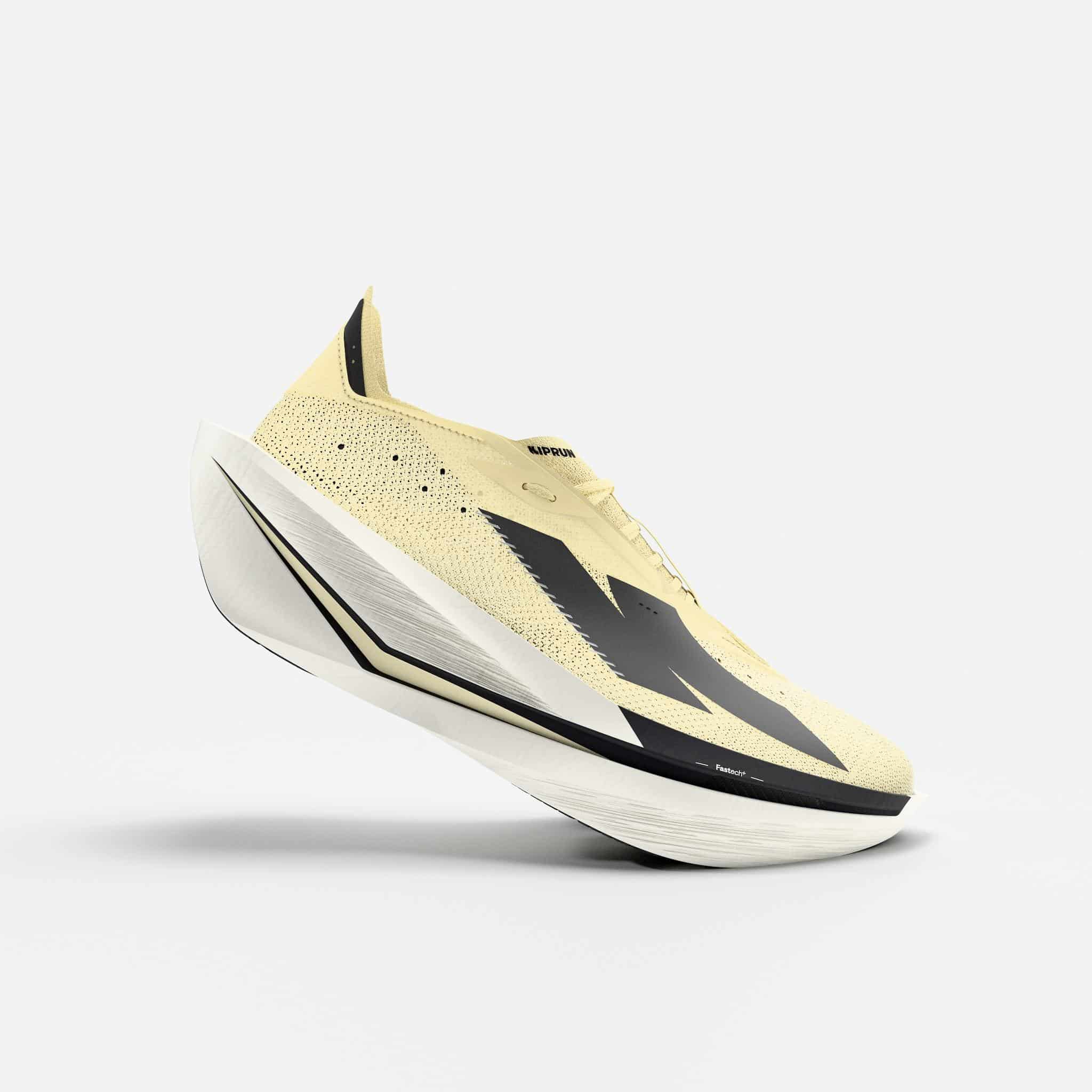 KIPRUN dévoile la KIPSTORM ELITE, sa nouvelle chaussure carbone dédiée au marathon. Nouvelle mousse A-TPU, plaque carbone repensée et confort amélioré : une évolution majeure qui remplace la KD900X LD+ et confirme les grandes ambitions de la marque française.