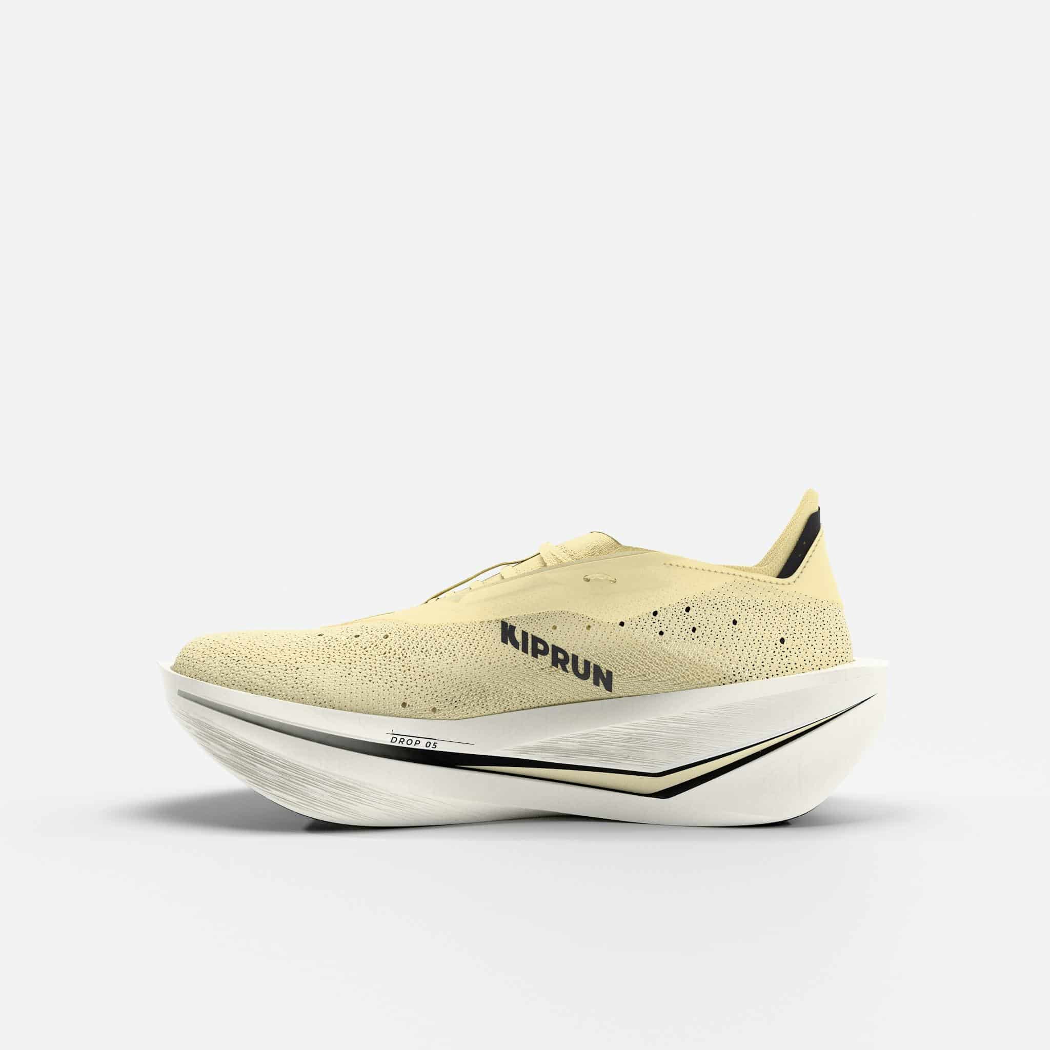 KIPRUN dévoile la KIPSTORM ELITE, sa nouvelle chaussure carbone dédiée au marathon. Nouvelle mousse A-TPU, plaque carbone repensée et confort amélioré : une évolution majeure qui remplace la KD900X LD+ et confirme les grandes ambitions de la marque française.