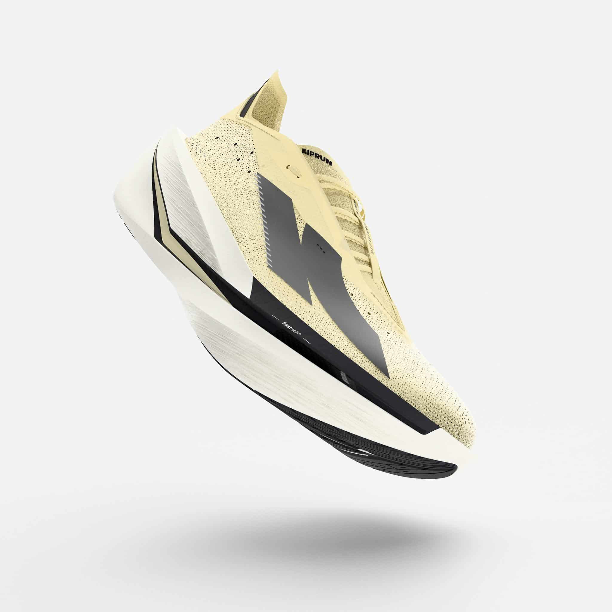 KIPRUN dévoile la KIPSTORM ELITE, sa nouvelle chaussure carbone dédiée au marathon. Nouvelle mousse A-TPU, plaque carbone repensée et confort amélioré : une évolution majeure qui remplace la KD900X LD+ et confirme les grandes ambitions de la marque française.