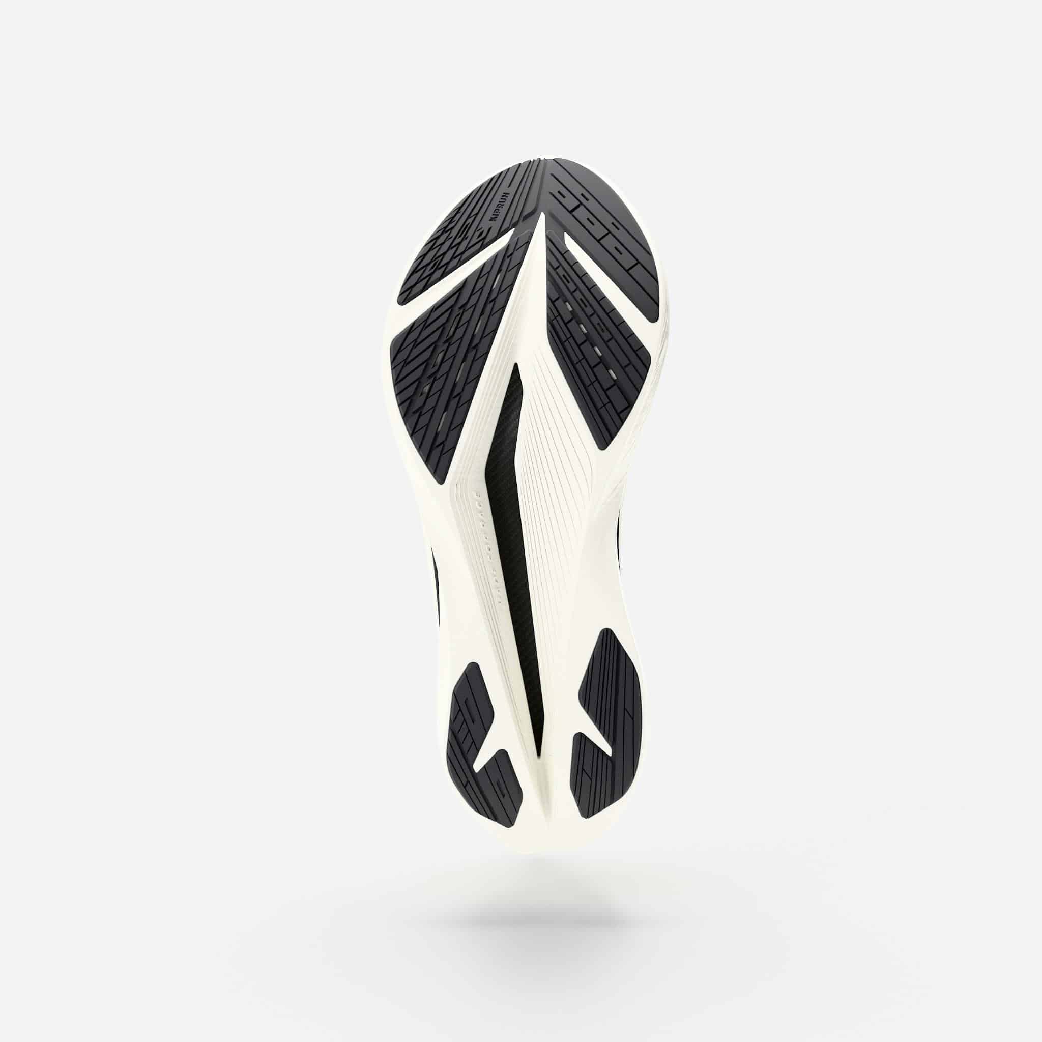 KIPRUN dévoile la KIPSTORM ELITE, sa nouvelle chaussure carbone dédiée au marathon. Nouvelle mousse A-TPU, plaque carbone repensée et confort amélioré : une évolution majeure qui remplace la KD900X LD+ et confirme les grandes ambitions de la marque française.