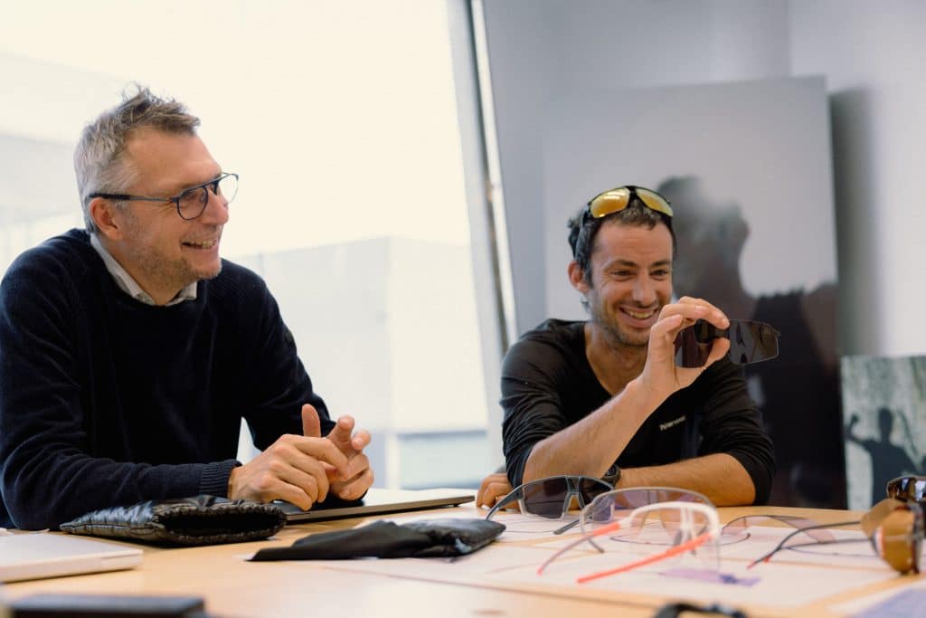 Kilian Jornet et Julbo officialisent une collaboration née bien avant la performance et les records. Une relation forgée depuis l’enfance du champion d'ultra-trail, autour de la montagne, de l’innovation terrain et d’une vision commune de l’endurance, avec une collection dédiée attendue en 2026.