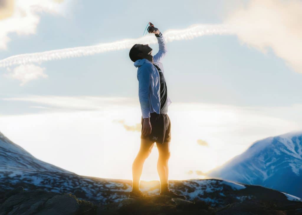 Kilian Jornet et Julbo officialisent une collaboration née bien avant la performance et les records. Une relation forgée depuis l’enfance du champion d'ultra-trail, autour de la montagne, de l’innovation terrain et d’une vision commune de l’endurance, avec une collection dédiée attendue en 2026.