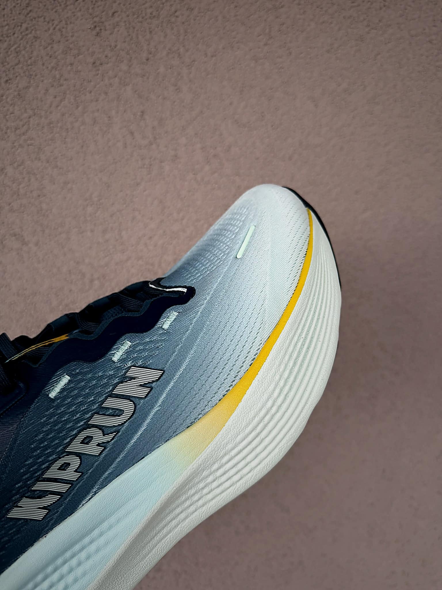 Test de la Kiprun Kipride Max après 100 km : confort, amorti maximal, performance et rapport qualité-prix. Notre avis complet sur ce daily trainer signé Kiprun.