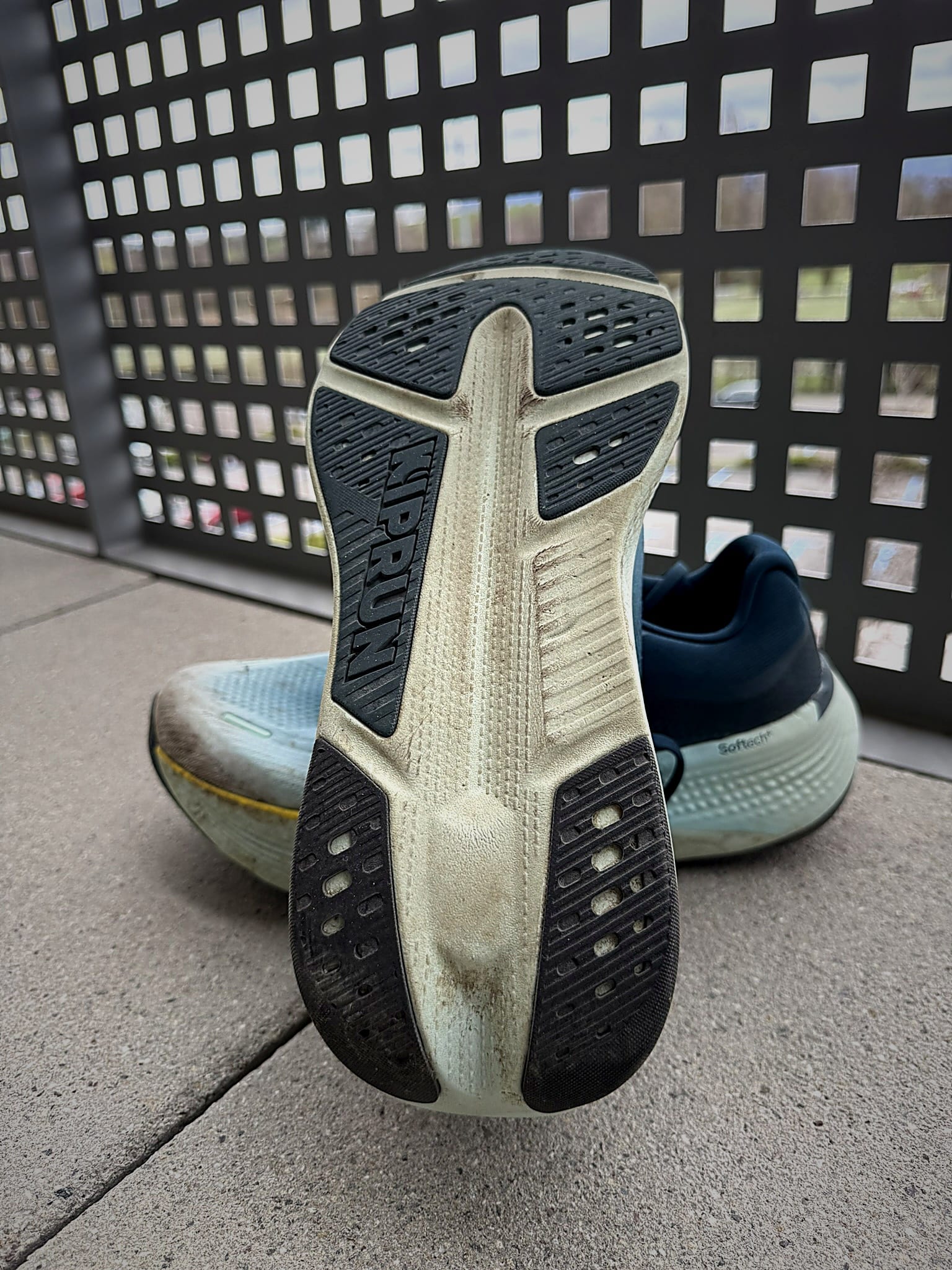 Test de la Kiprun Kipride Max après 100 km : confort, amorti maximal, performance et rapport qualité-prix. Notre avis complet sur ce daily trainer signé Kiprun.